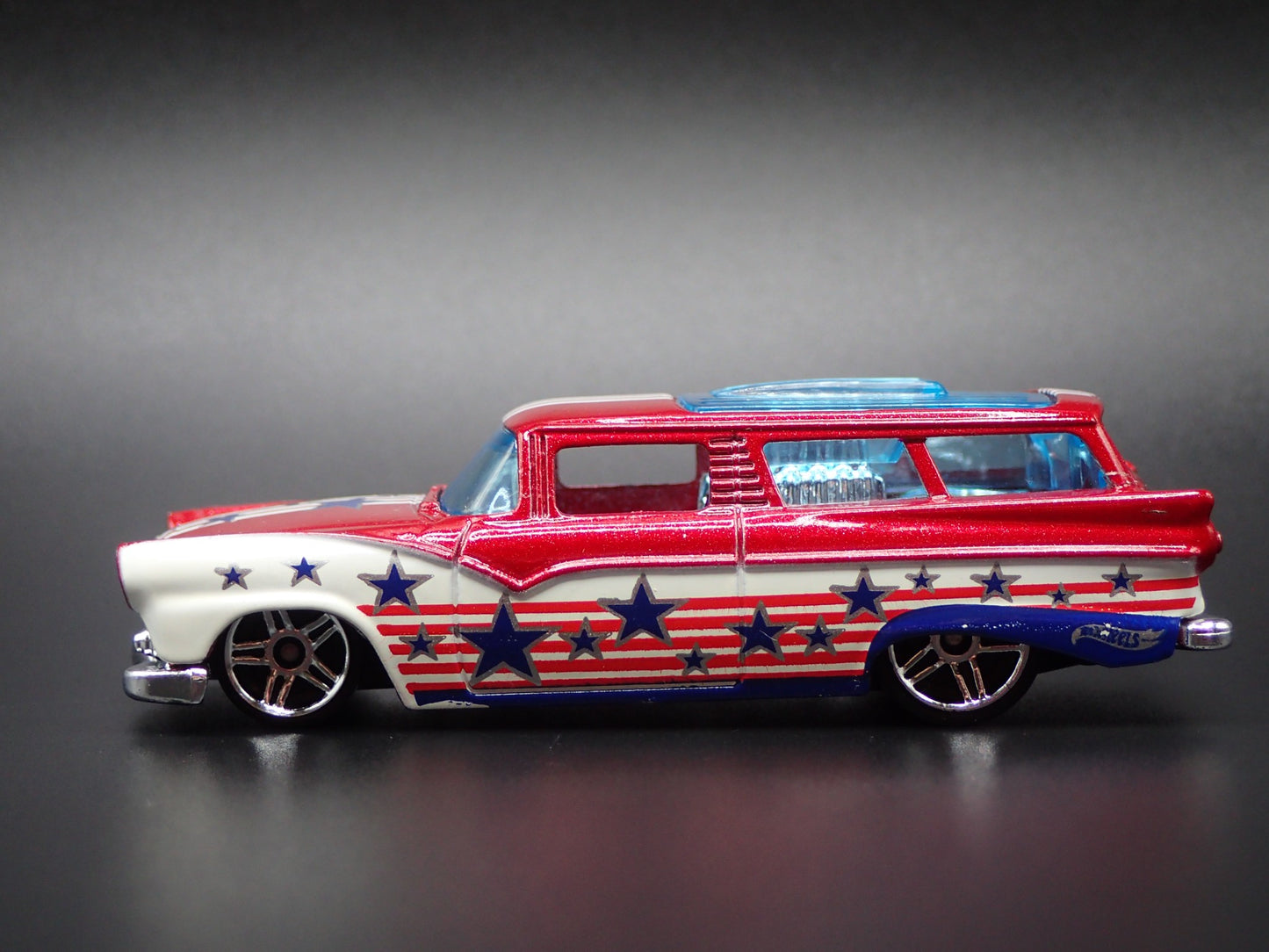 1955-1957 FORD RANCH STATION WAGON RED 1:64 SCALE COLLECTIBLE DIECAST MODEL CAR