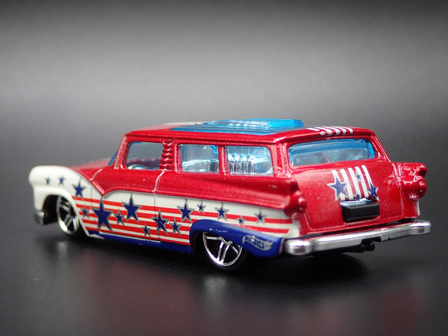 1955-1957 FORD RANCH STATION WAGON RED 1:64 SCALE COLLECTIBLE DIECAST MODEL CAR