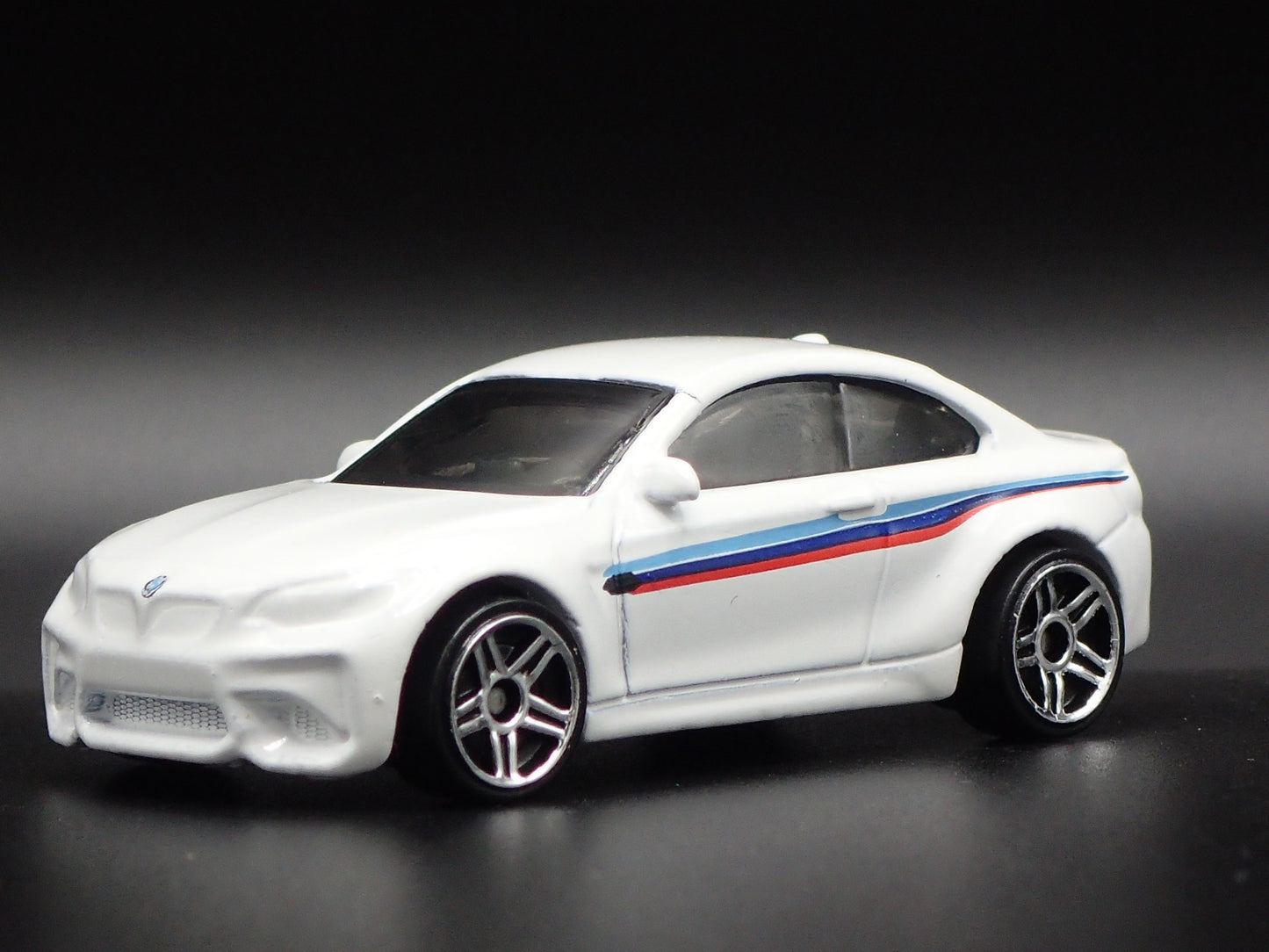 2016-2021 BMW M2 COUPE WHITE 1:64 SCALE COLLECTIBLE DIORAMA DIECAST MODEL CAR