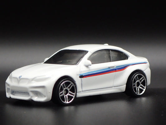 2016-2021 BMW M2 COUPE WHITE 1:64 SCALE COLLECTIBLE DIORAMA DIECAST MODEL CAR