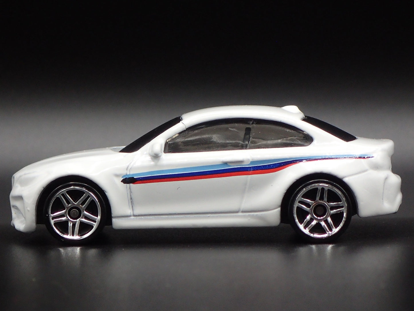 2016-2021 BMW M2 COUPE WHITE 1:64 SCALE COLLECTIBLE DIORAMA DIECAST MODEL CAR