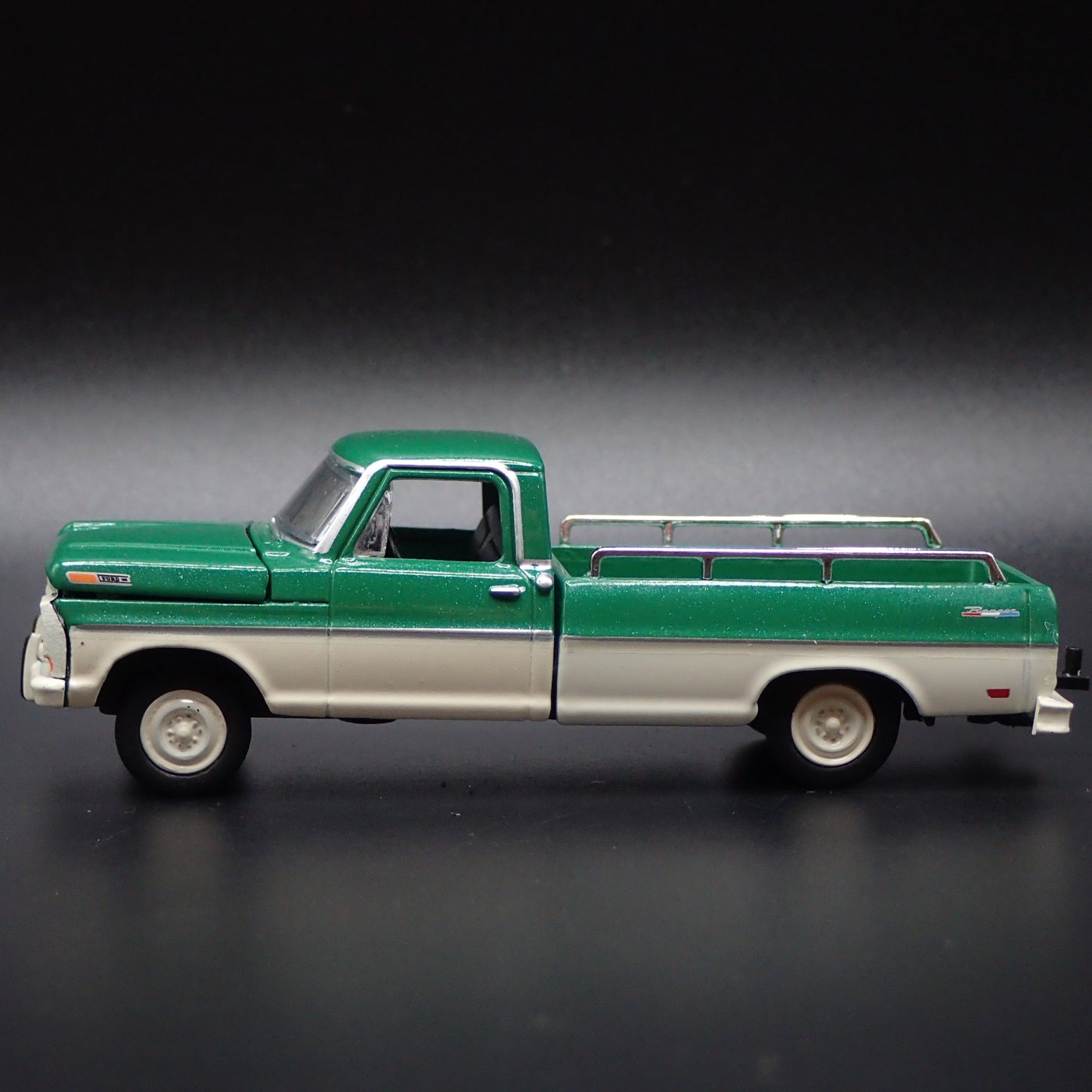 1969 69 FORD F100 RANGER PICKUP TRUCK HITCH 1:64 SCALE DIORAMA DIECAST MODEL CAR
