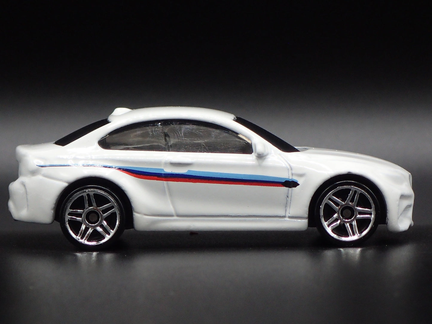2016-2021 BMW M2 COUPE WHITE 1:64 SCALE COLLECTIBLE DIORAMA DIECAST MODEL CAR