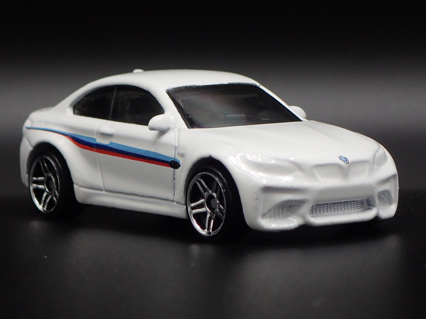 2016-2021 BMW M2 COUPE WHITE 1:64 SCALE COLLECTIBLE DIORAMA DIECAST MODEL CAR