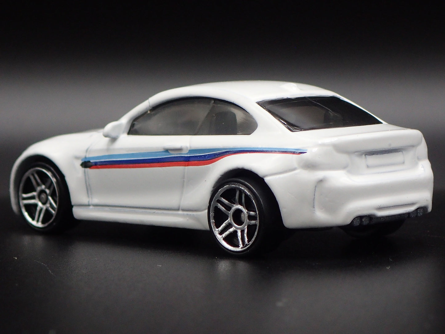 2016-2021 BMW M2 COUPE WHITE 1:64 SCALE COLLECTIBLE DIORAMA DIECAST MODEL CAR