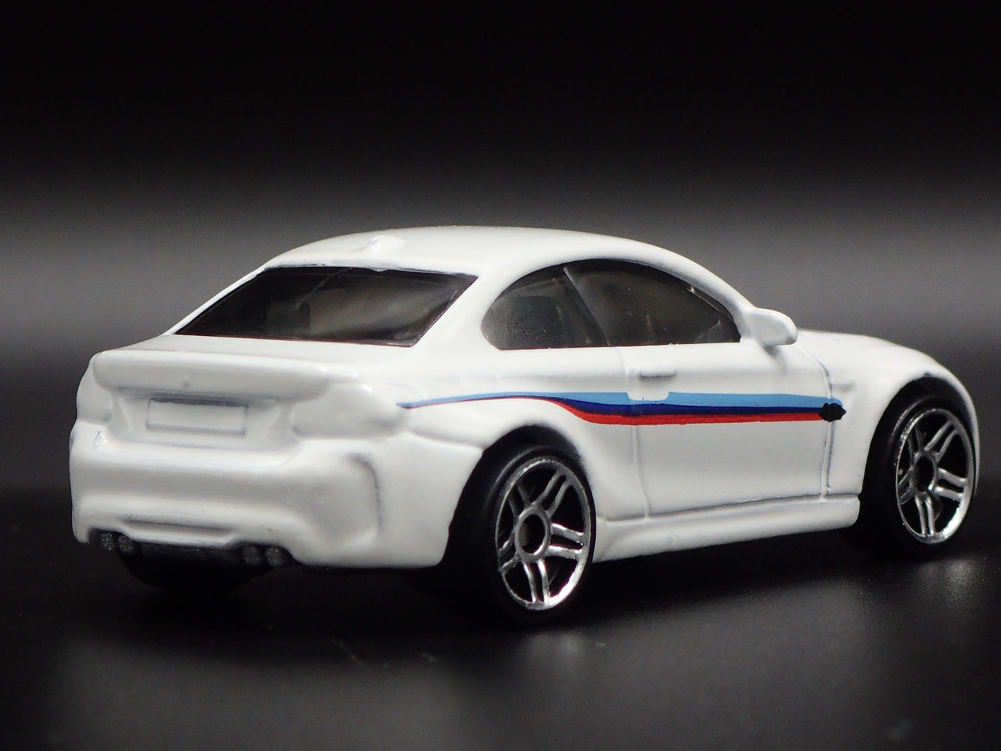 2016-2021 BMW M2 COUPE WHITE 1:64 SCALE COLLECTIBLE DIORAMA DIECAST MODEL CAR