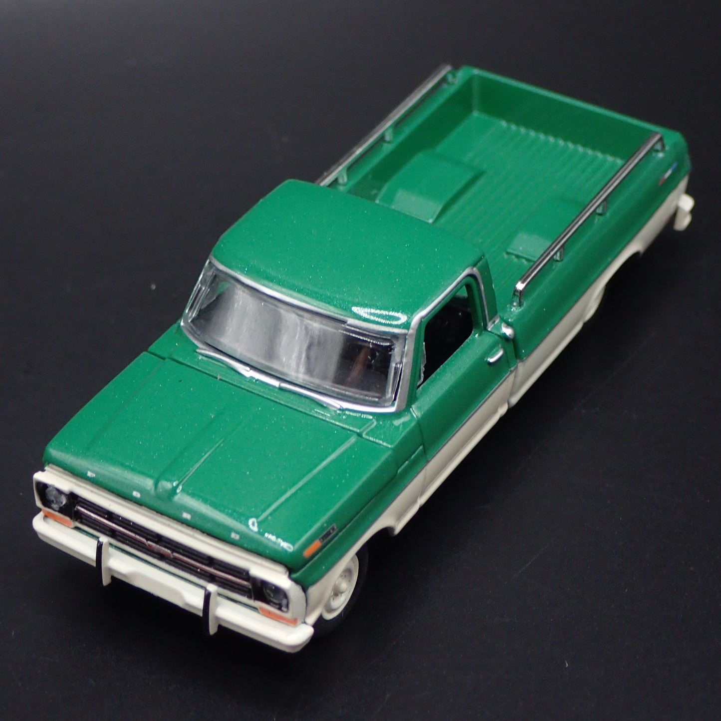 1969 69 FORD F100 RANGER PICKUP TRUCK HITCH 1:64 SCALE DIORAMA DIECAST MODEL CAR