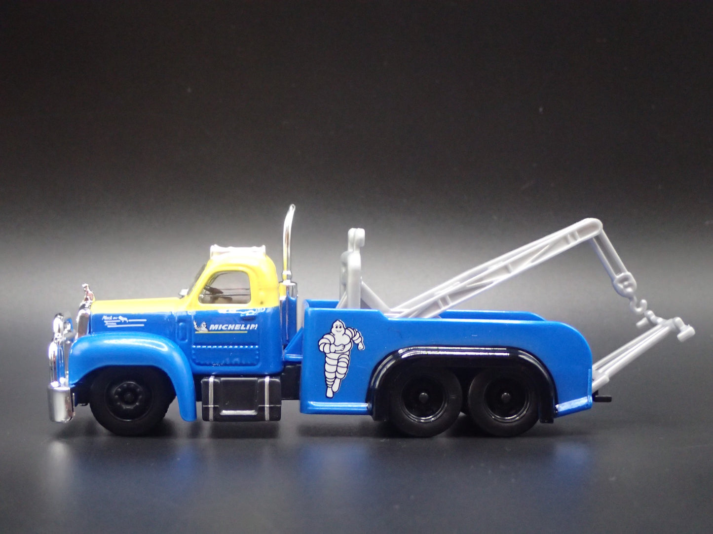 1953 -1966 MACK B61 TOW TRUCK WRECKER MICHELIN  1:64 SCALE DIECAST MODEL CAR