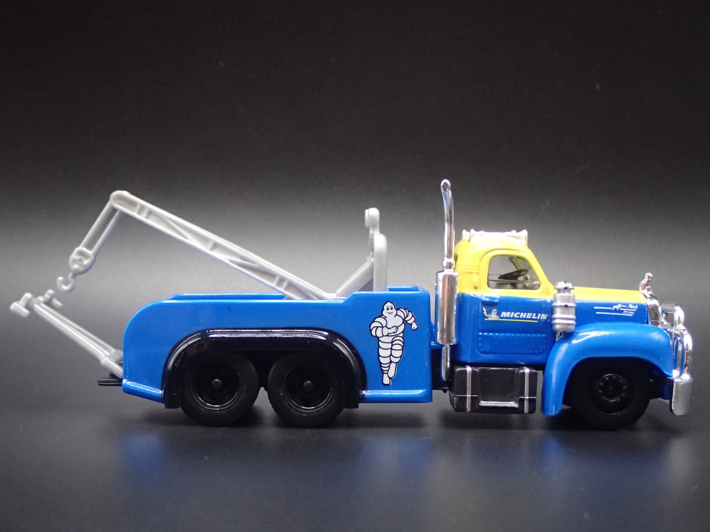1953 -1966 MACK B61 TOW TRUCK WRECKER MICHELIN  1:64 SCALE DIECAST MODEL CAR