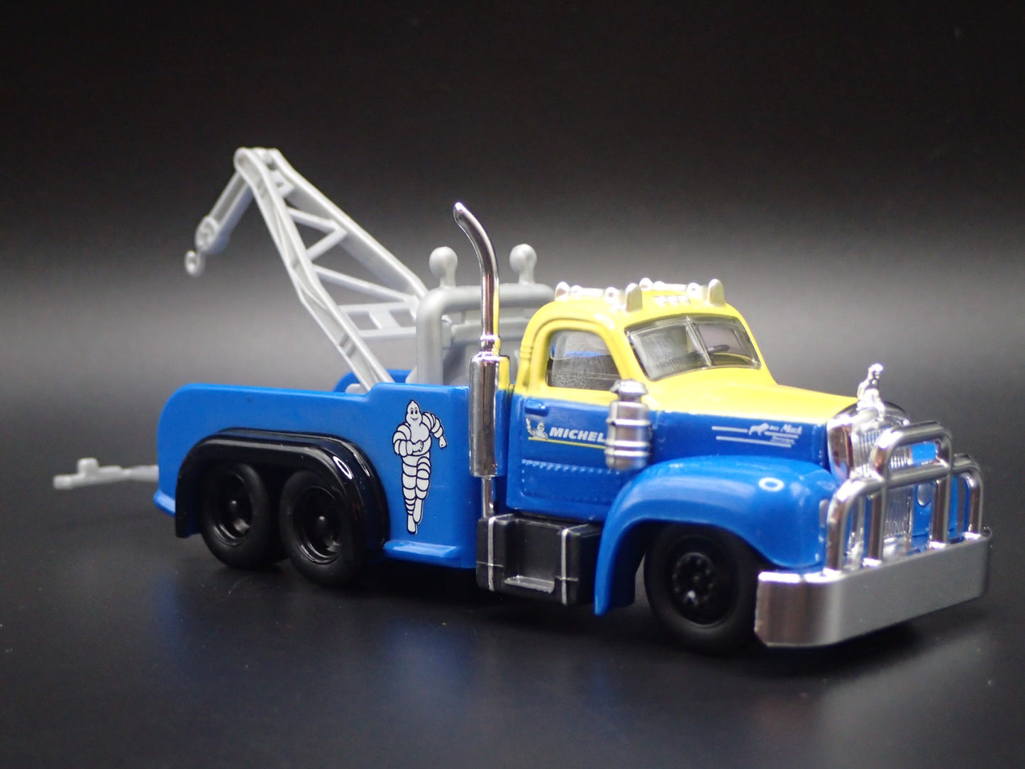 1953 -1966 MACK B61 TOW TRUCK WRECKER MICHELIN  1:64 SCALE DIECAST MODEL CAR