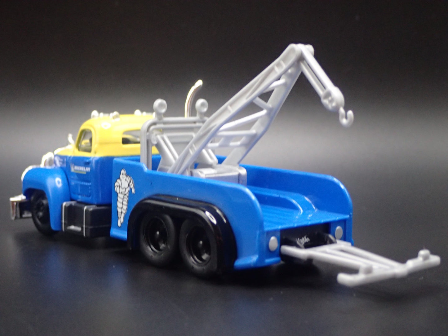 1953 -1966 MACK B61 TOW TRUCK WRECKER MICHELIN  1:64 SCALE DIECAST MODEL CAR