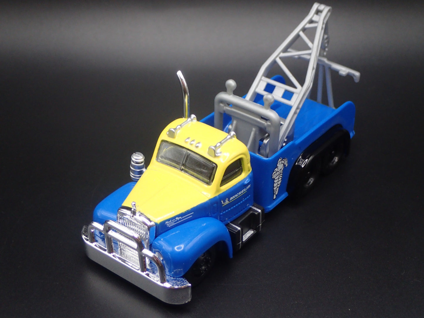 1953 -1966 MACK B61 TOW TRUCK WRECKER MICHELIN  1:64 SCALE DIECAST MODEL CAR