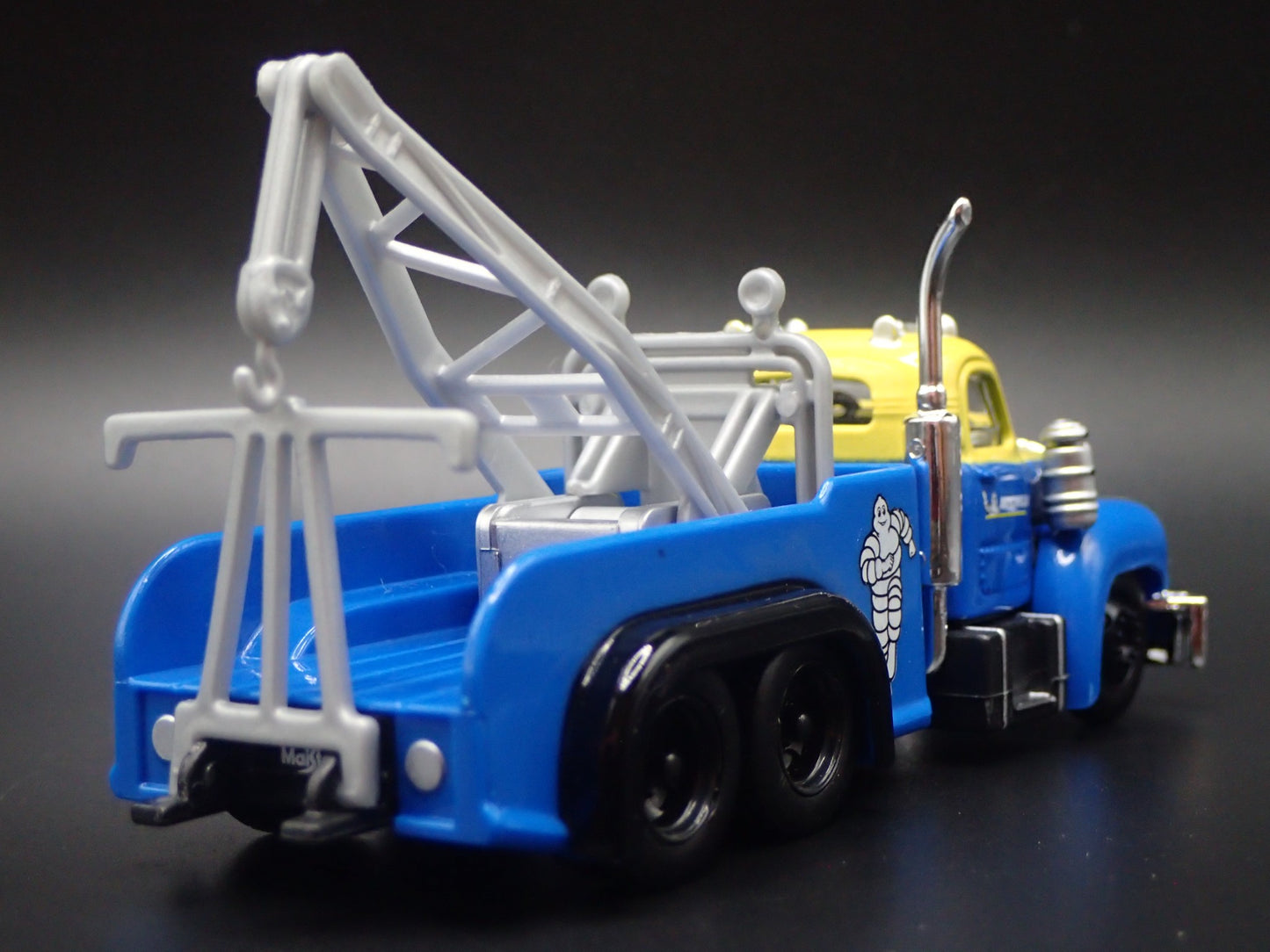 1953 -1966 MACK B61 TOW TRUCK WRECKER MICHELIN  1:64 SCALE DIECAST MODEL CAR