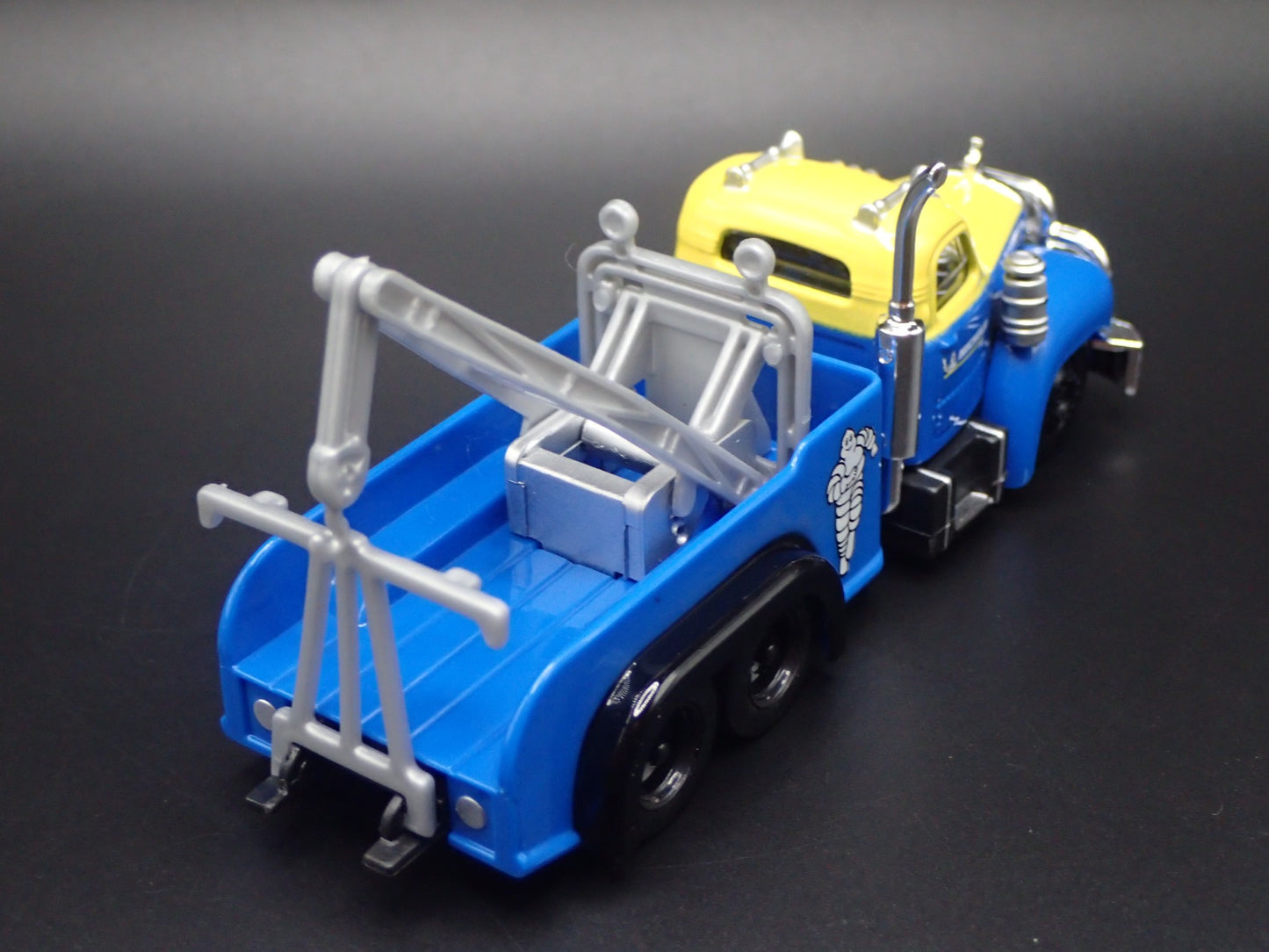 1953 -1966 MACK B61 TOW TRUCK WRECKER MICHELIN  1:64 SCALE DIECAST MODEL CAR