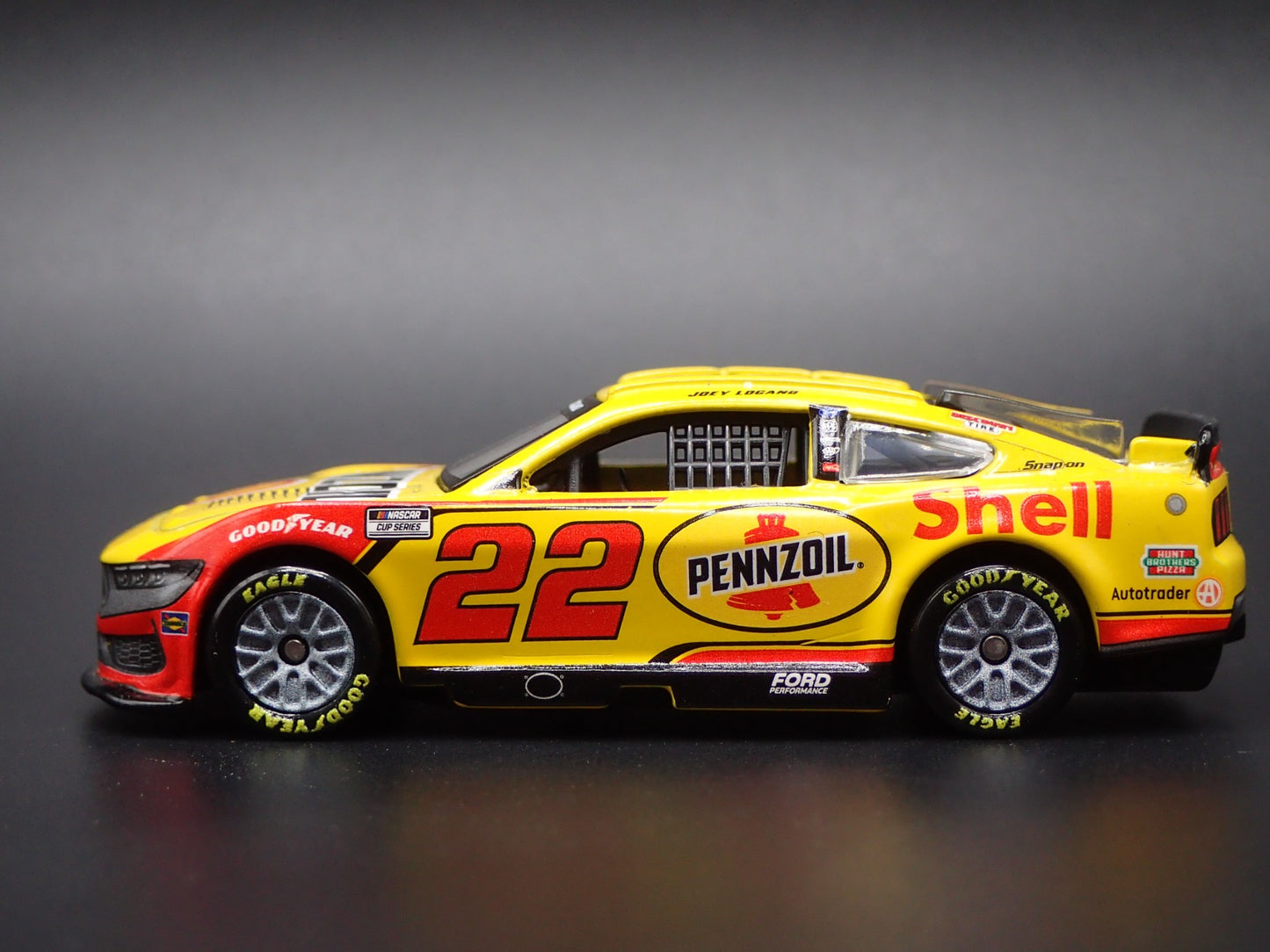 2025 25 FORD MUSTANG 22 JOEY LOGANO PENNZOIL NASCAR 1:64 SCALE DIECAST MODEL CAR