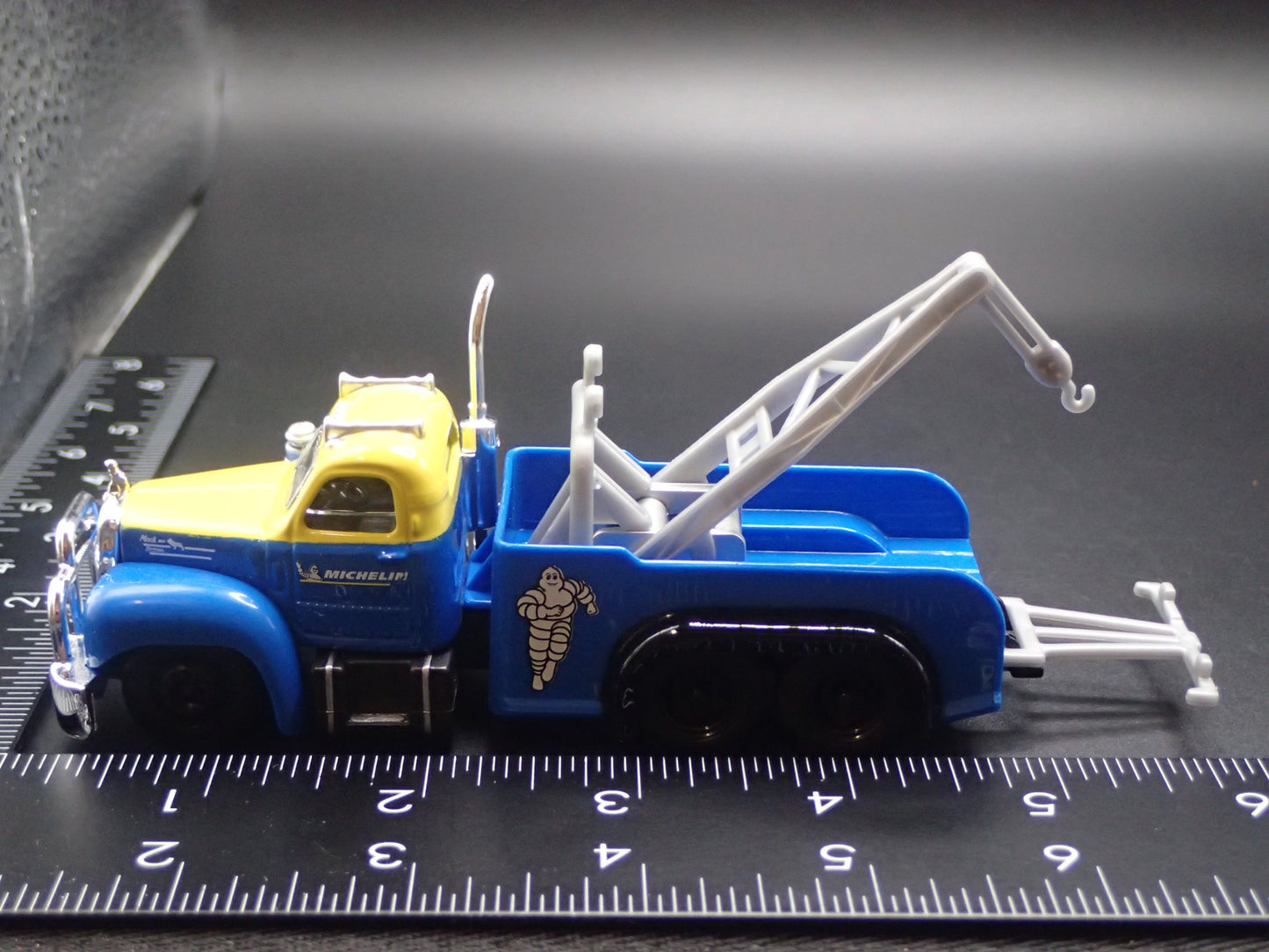 1953 -1966 MACK B61 TOW TRUCK WRECKER MICHELIN  1:64 SCALE DIECAST MODEL CAR