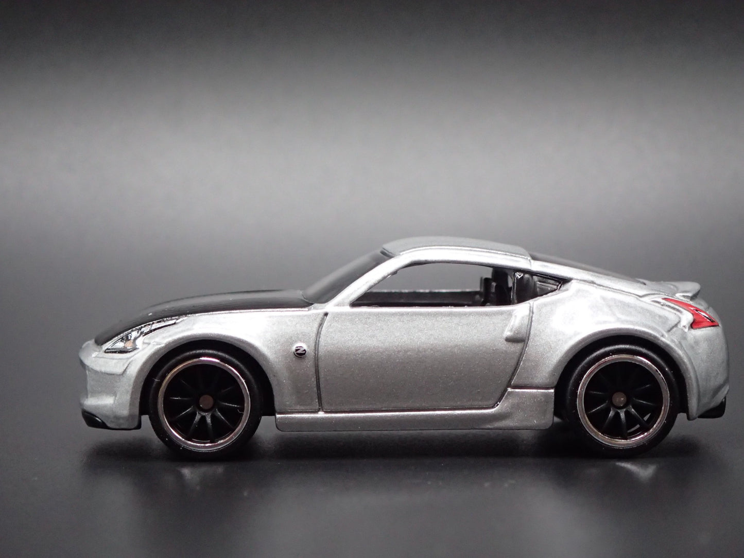 2009-2020 NISSAN 370Z SILVER 1:64 SCALE COLLECTIBLE DIORAMA DIECAST MODEL CAR
