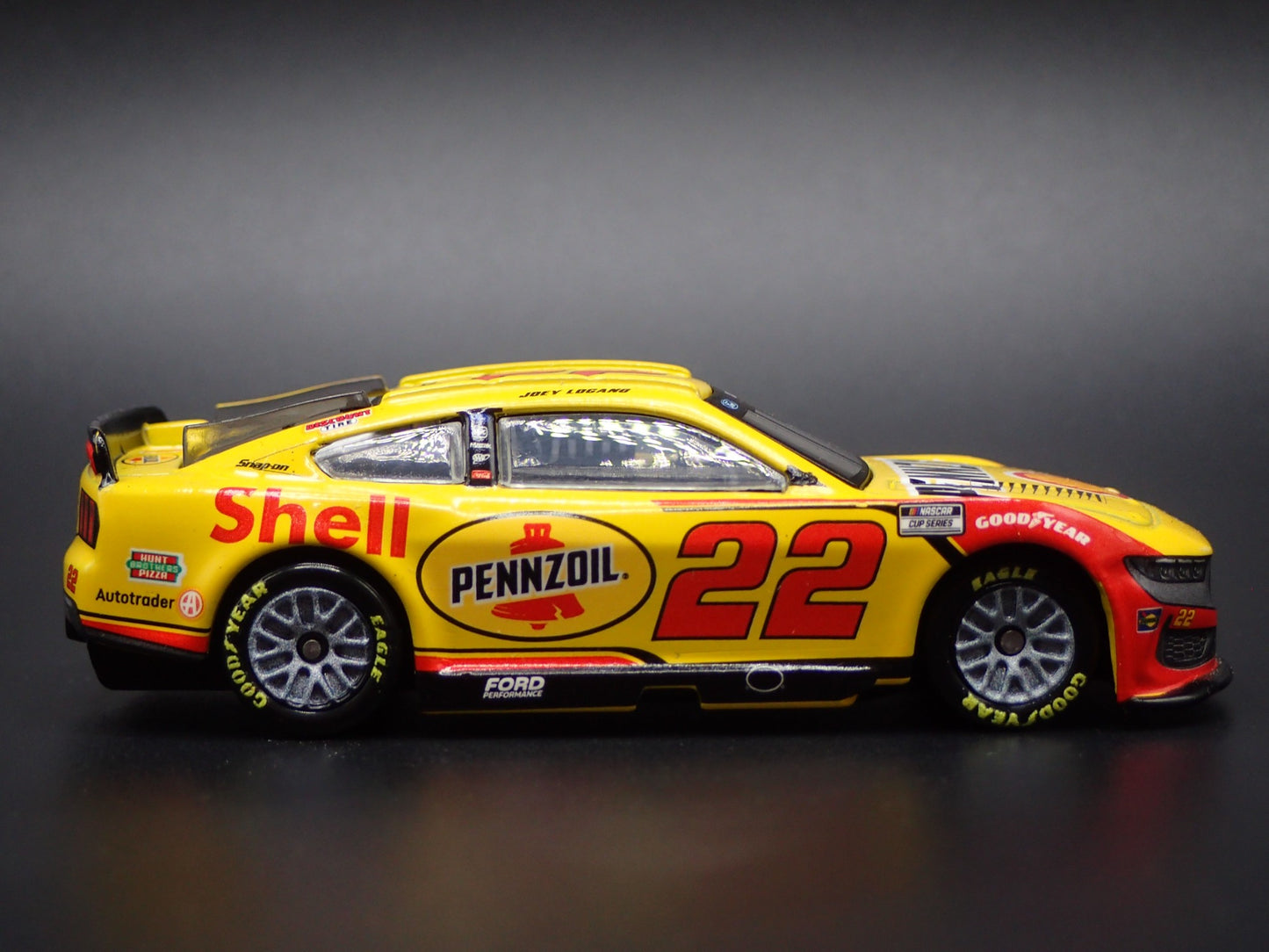 2025 25 FORD MUSTANG 22 JOEY LOGANO PENNZOIL NASCAR 1:64 SCALE DIECAST MODEL CAR