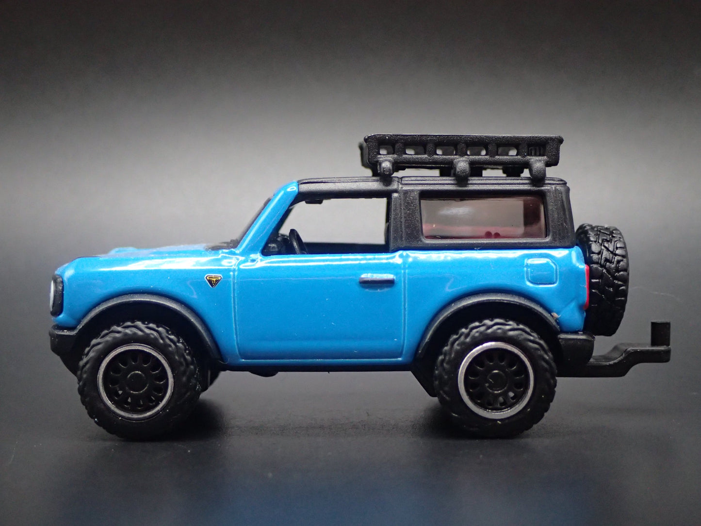 2021-2026 FORD BRONCO 2 TWO DOOR w/ HITCH 1:64 SCALE DIORAMA DIECAST MODEL CAR