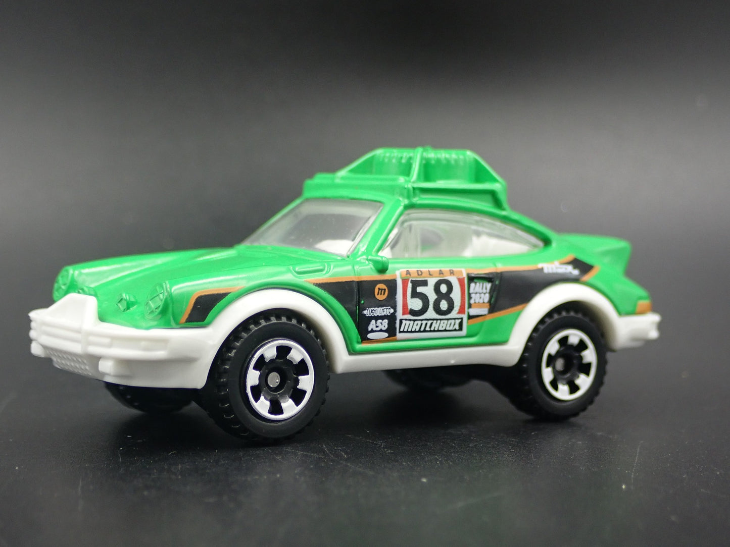 1985 85 PORSCHE 911 RALLY RACE CAR GREEN  1:64 SCALE DIORAMA DIECAST MODEL CAR