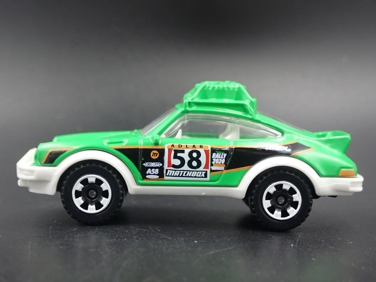 1985 85 PORSCHE 911 RALLY RACE CAR GREEN  1:64 SCALE DIORAMA DIECAST MODEL CAR
