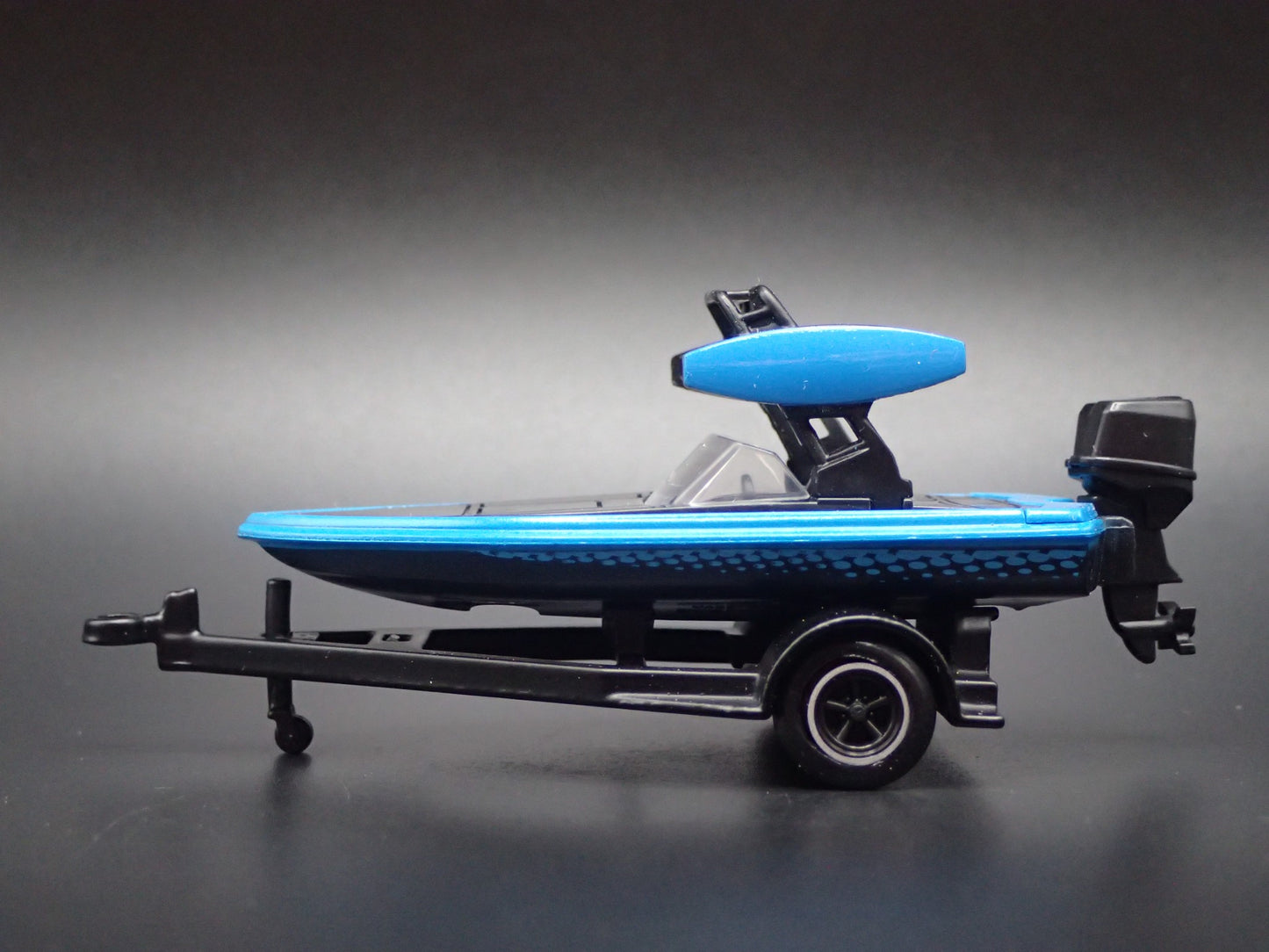 SKI BOAT ON TRAILER w/ HITCH 1:64 SCALE DIORAMA COLLECTIBLE DIECAST MODEL BOAT
