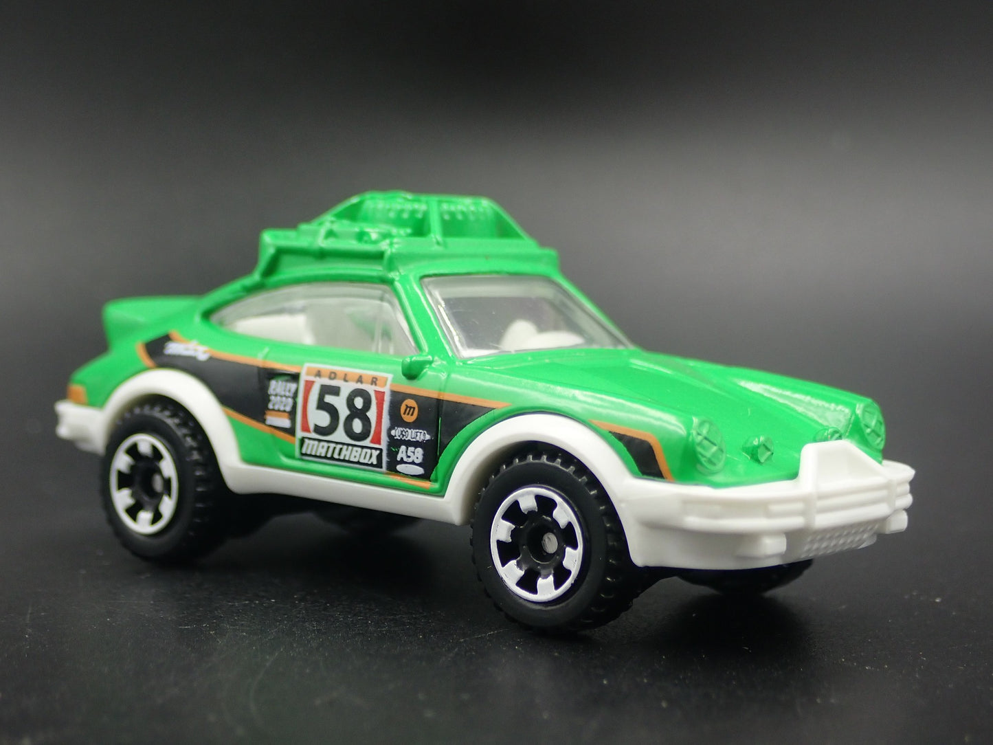 1985 85 PORSCHE 911 RALLY RACE CAR GREEN  1:64 SCALE DIORAMA DIECAST MODEL CAR