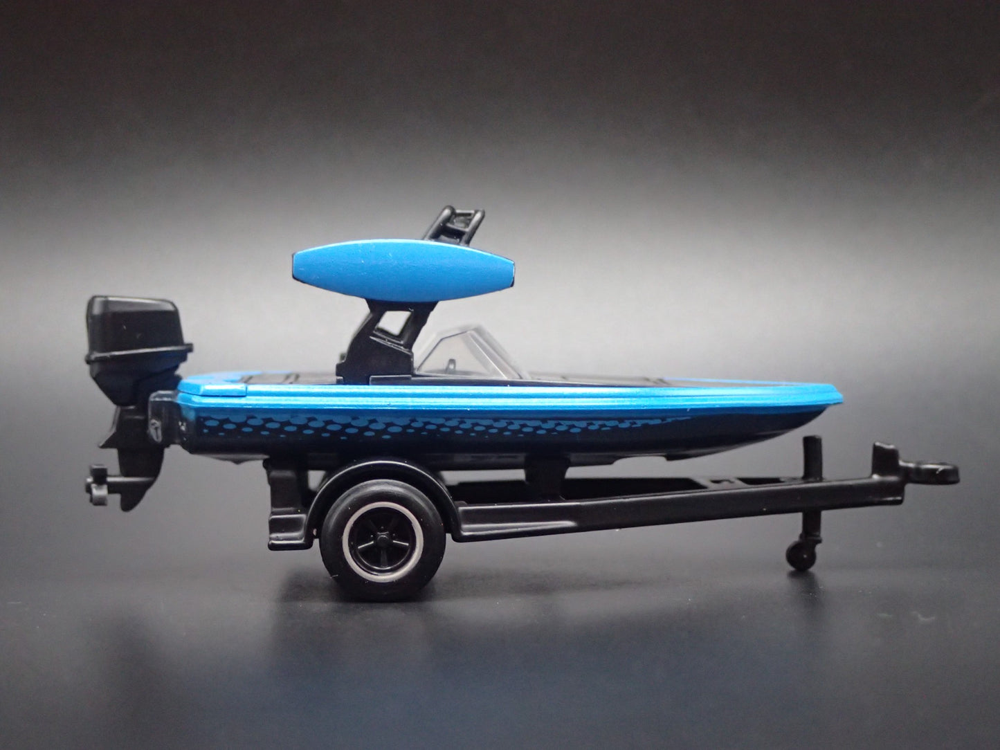 SKI BOAT ON TRAILER w/ HITCH 1:64 SCALE DIORAMA COLLECTIBLE DIECAST MODEL BOAT