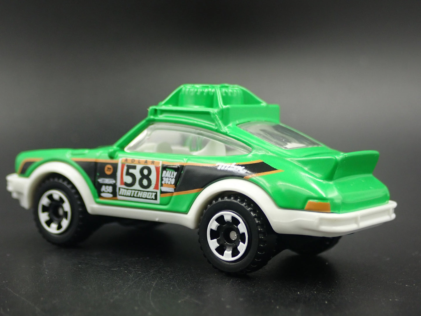 1985 85 PORSCHE 911 RALLY RACE CAR GREEN  1:64 SCALE DIORAMA DIECAST MODEL CAR