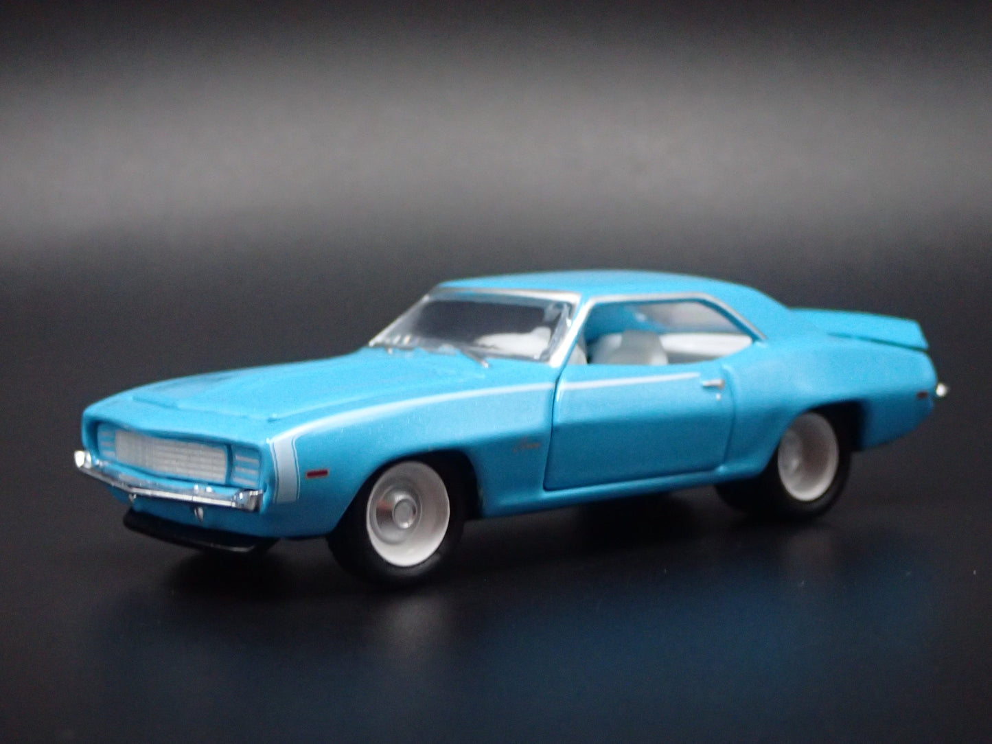 1969 69 CHEVY CHEVROLET CAMARO SS RS 396 1:64 SCALE DIORAMA DIECAST MODEL CAR