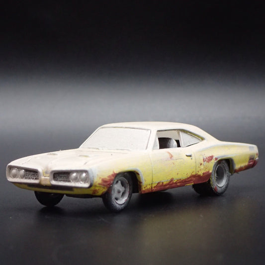 1970 DODGE SUPER BEE CUSTOM BARN FIND 1:64 SCALE COLLECTIBLE DIECAST MODEL CAR