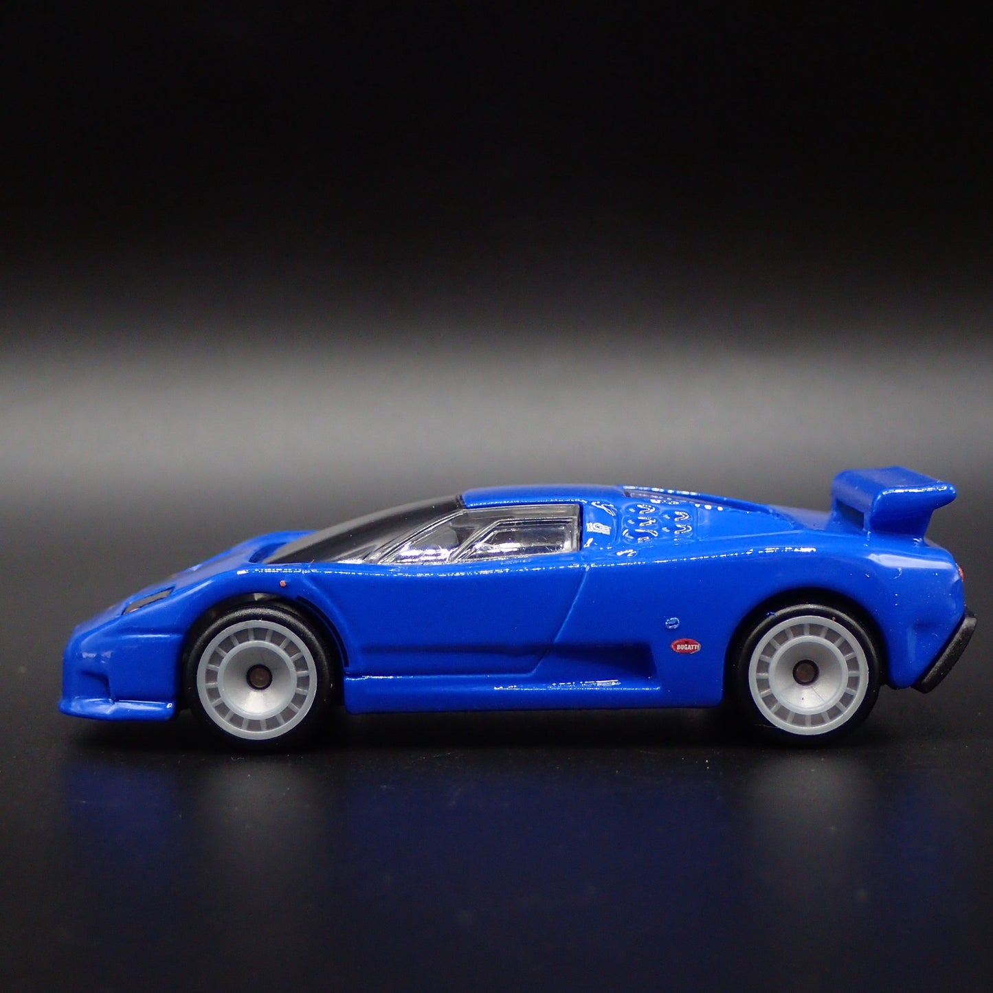 1991-1995 BUGATTI EB110 SUPER CAR BLUE 1:64 SCALE DIORAMA DIECAST MODEL CAR