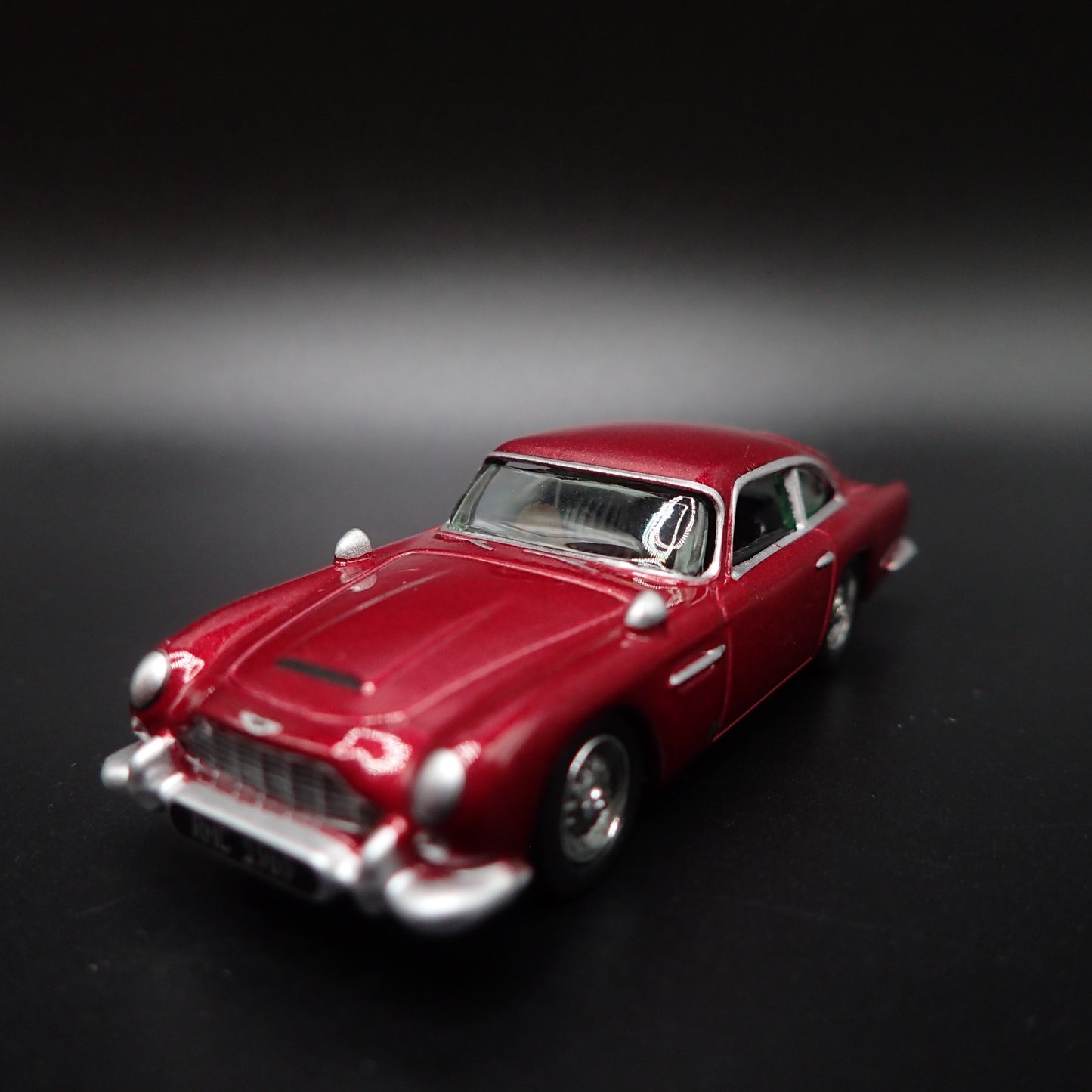1963-1965 ASTON MARTIN DB5 1/64 SCALE COLLECTIBLE DIORAMA DIECAST MODEL CAR