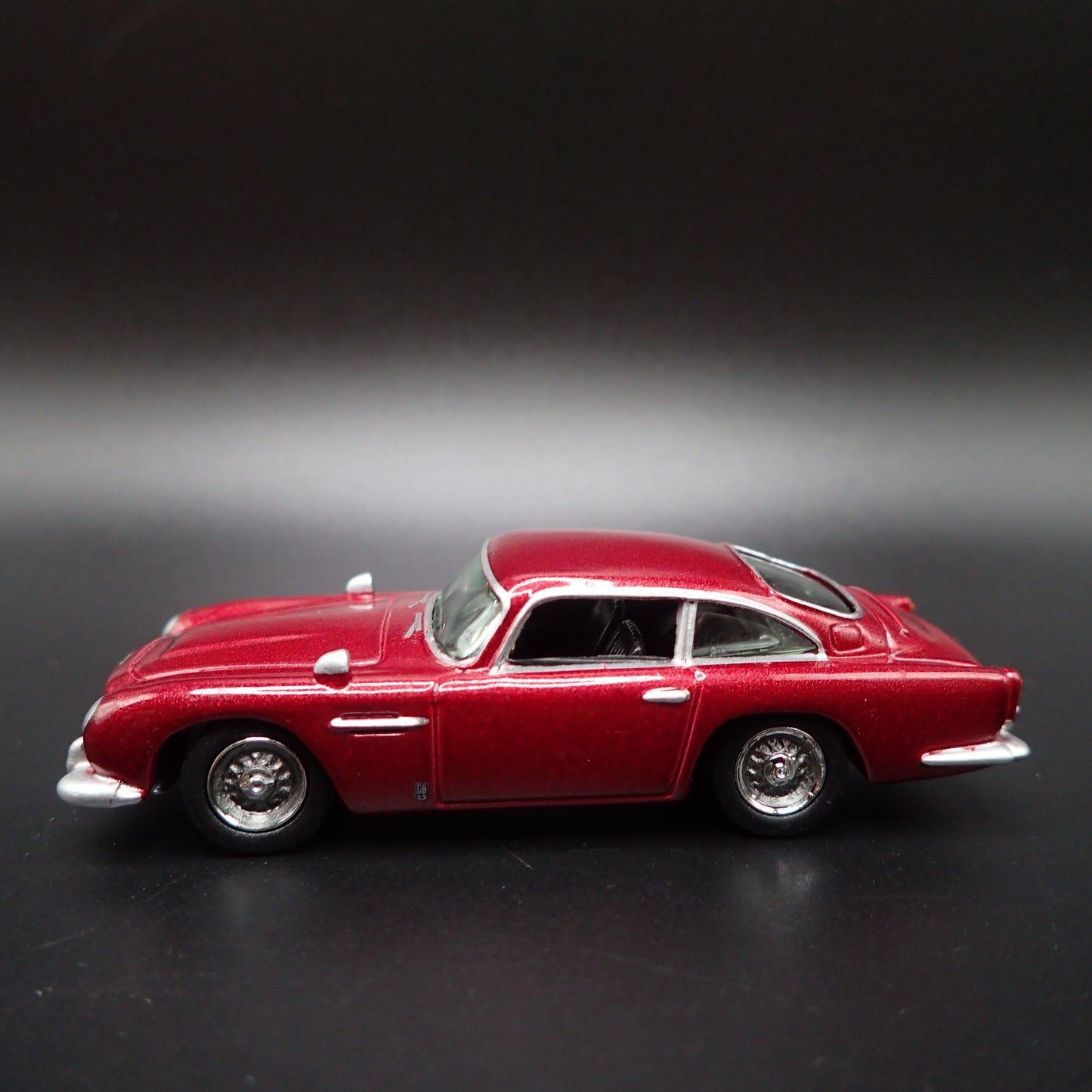 1963-1965 ASTON MARTIN DB5 1/64 SCALE COLLECTIBLE DIORAMA DIECAST MODEL CAR
