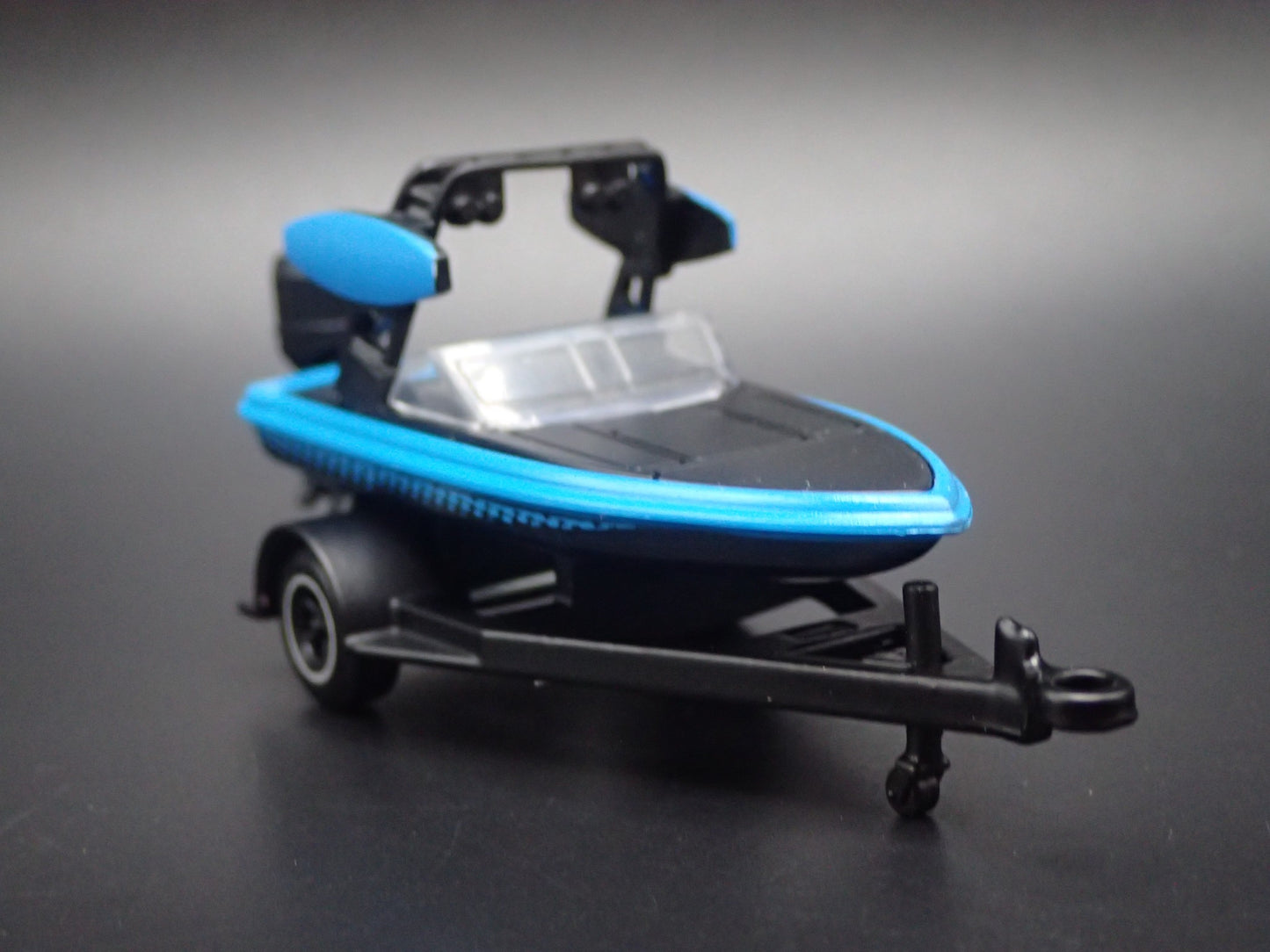 SKI BOAT ON TRAILER w/ HITCH 1:64 SCALE DIORAMA COLLECTIBLE DIECAST MODEL BOAT