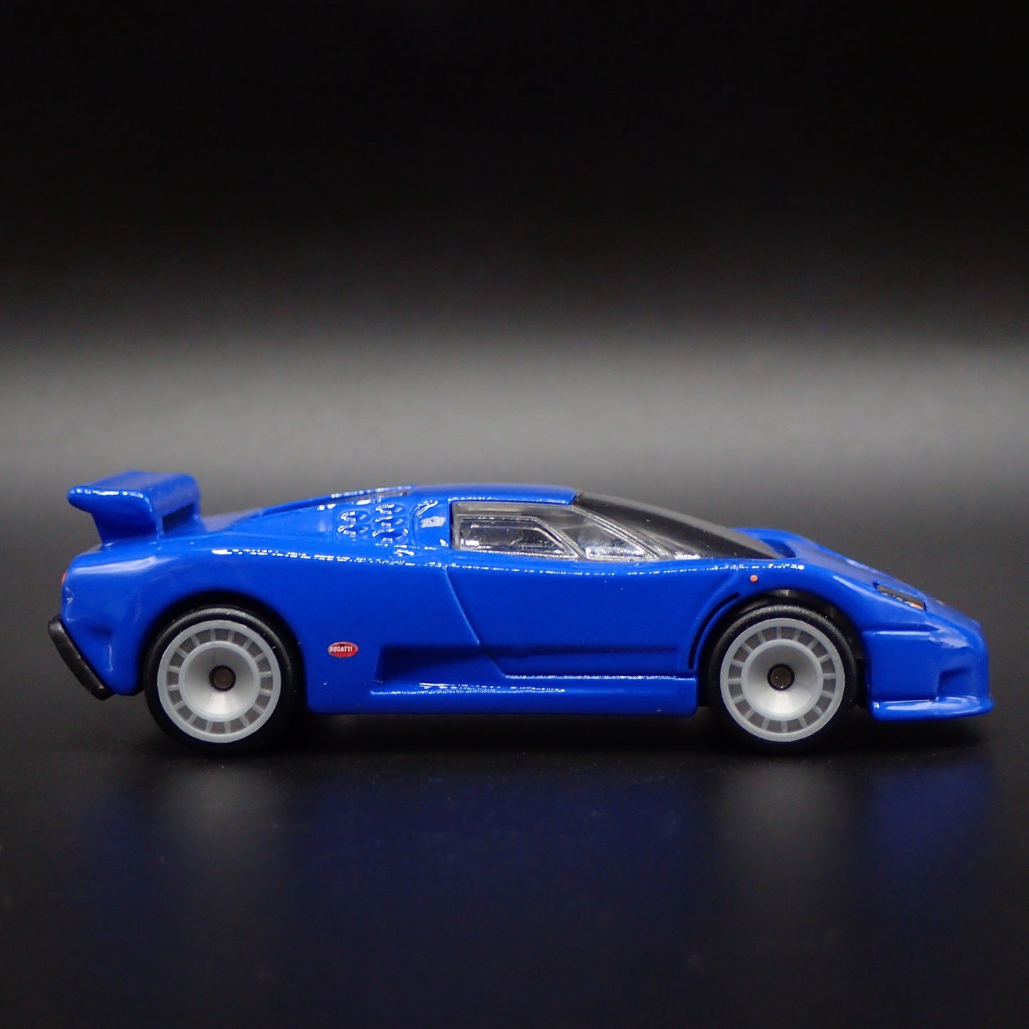 1991-1995 BUGATTI EB110 SUPER CAR BLUE 1:64 SCALE DIORAMA DIECAST MODEL CAR