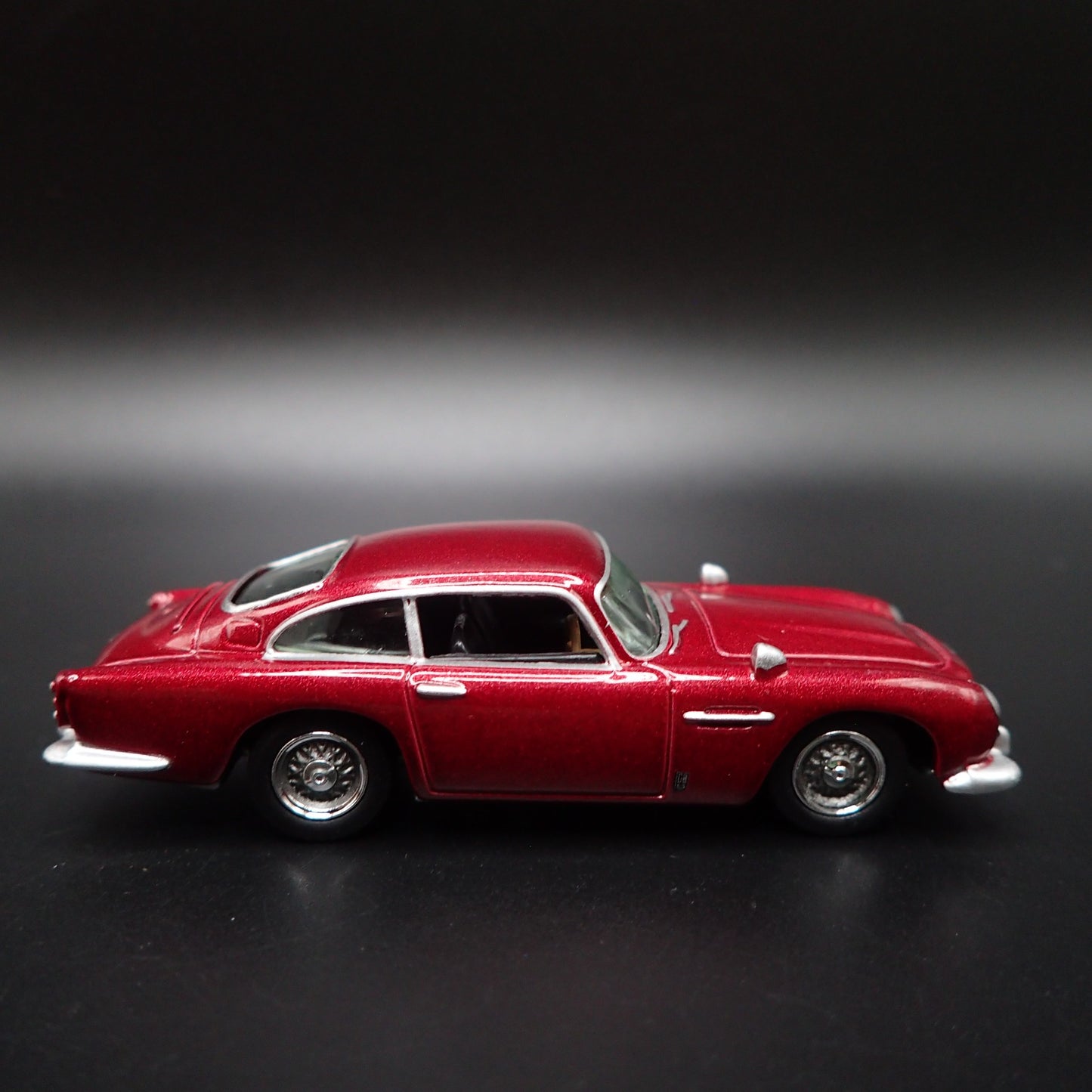 1963-1965 ASTON MARTIN DB5 1/64 SCALE COLLECTIBLE DIORAMA DIECAST MODEL CAR
