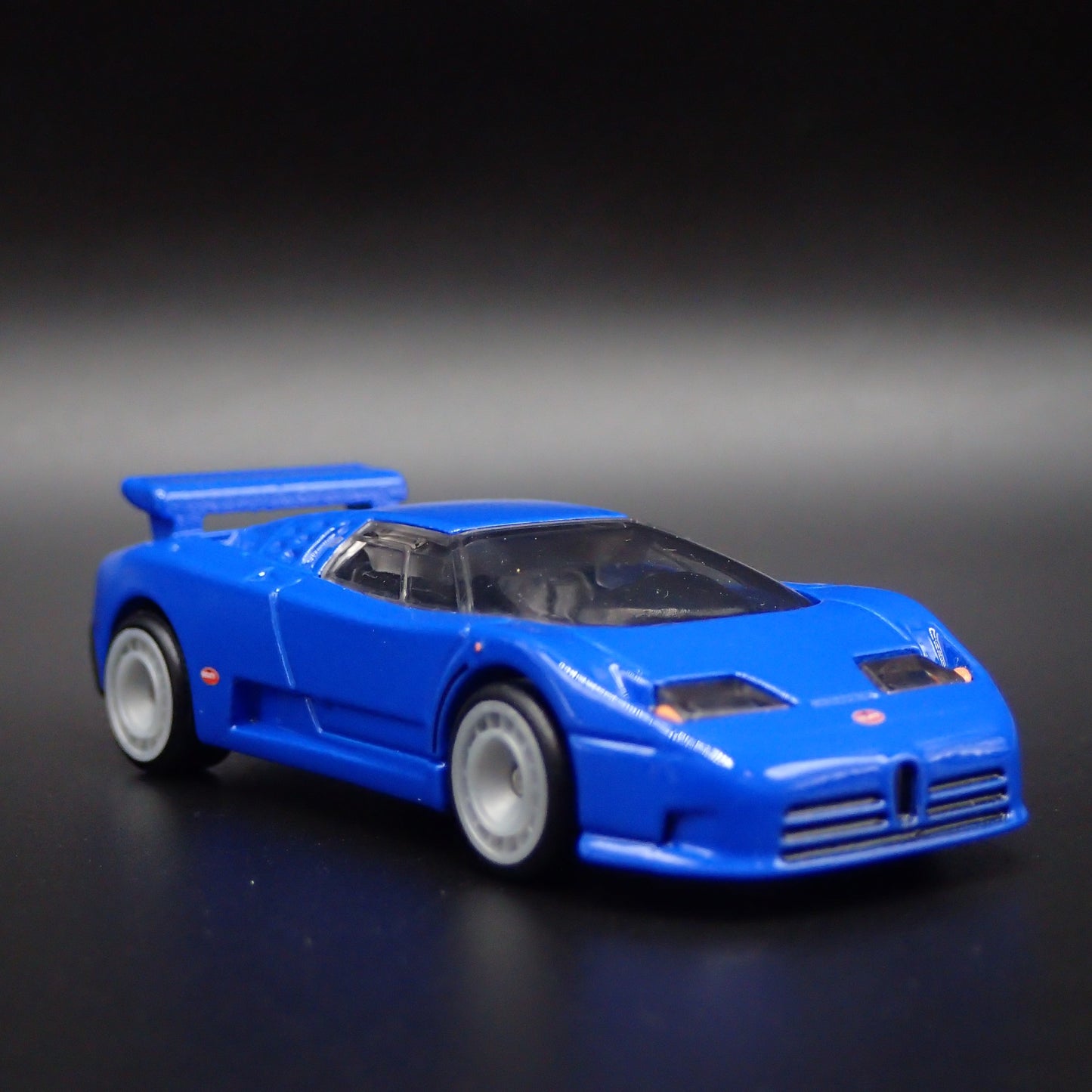 1991-1995 BUGATTI EB110 SUPER CAR BLUE 1:64 SCALE DIORAMA DIECAST MODEL CAR