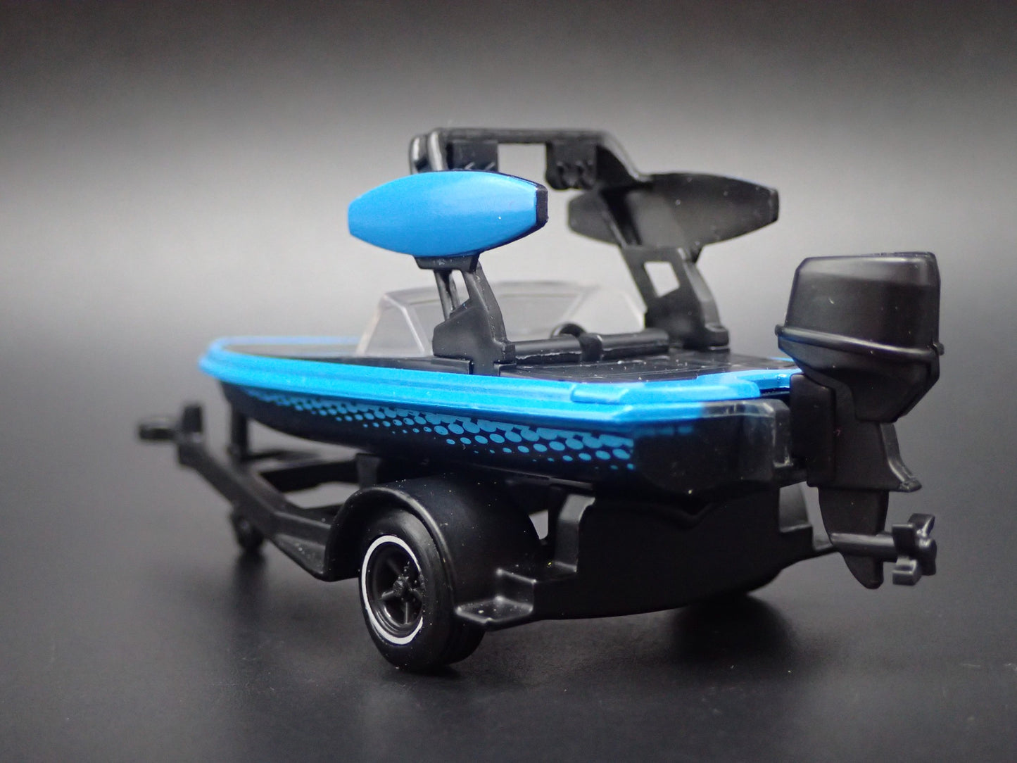 SKI BOAT ON TRAILER w/ HITCH 1:64 SCALE DIORAMA COLLECTIBLE DIECAST MODEL BOAT