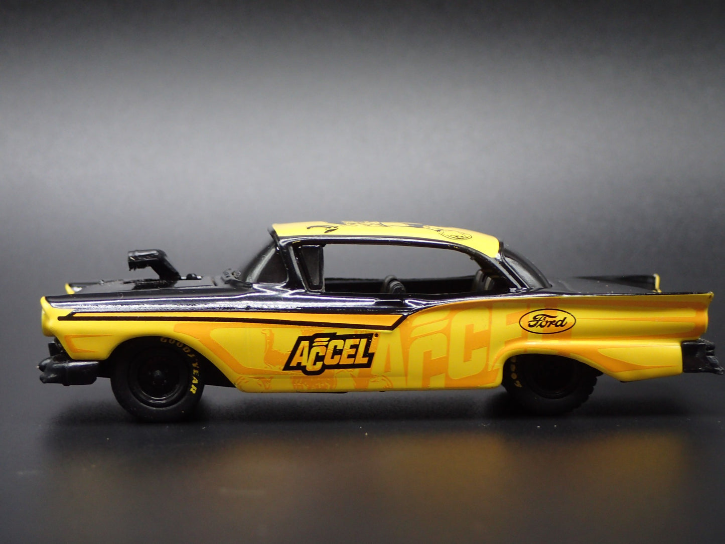 1957 57 FORD FAIRLANE 500 ACCEL 1:64 SCALE COLLECTIBLE DIORAMA DIECAST MODEL CAR