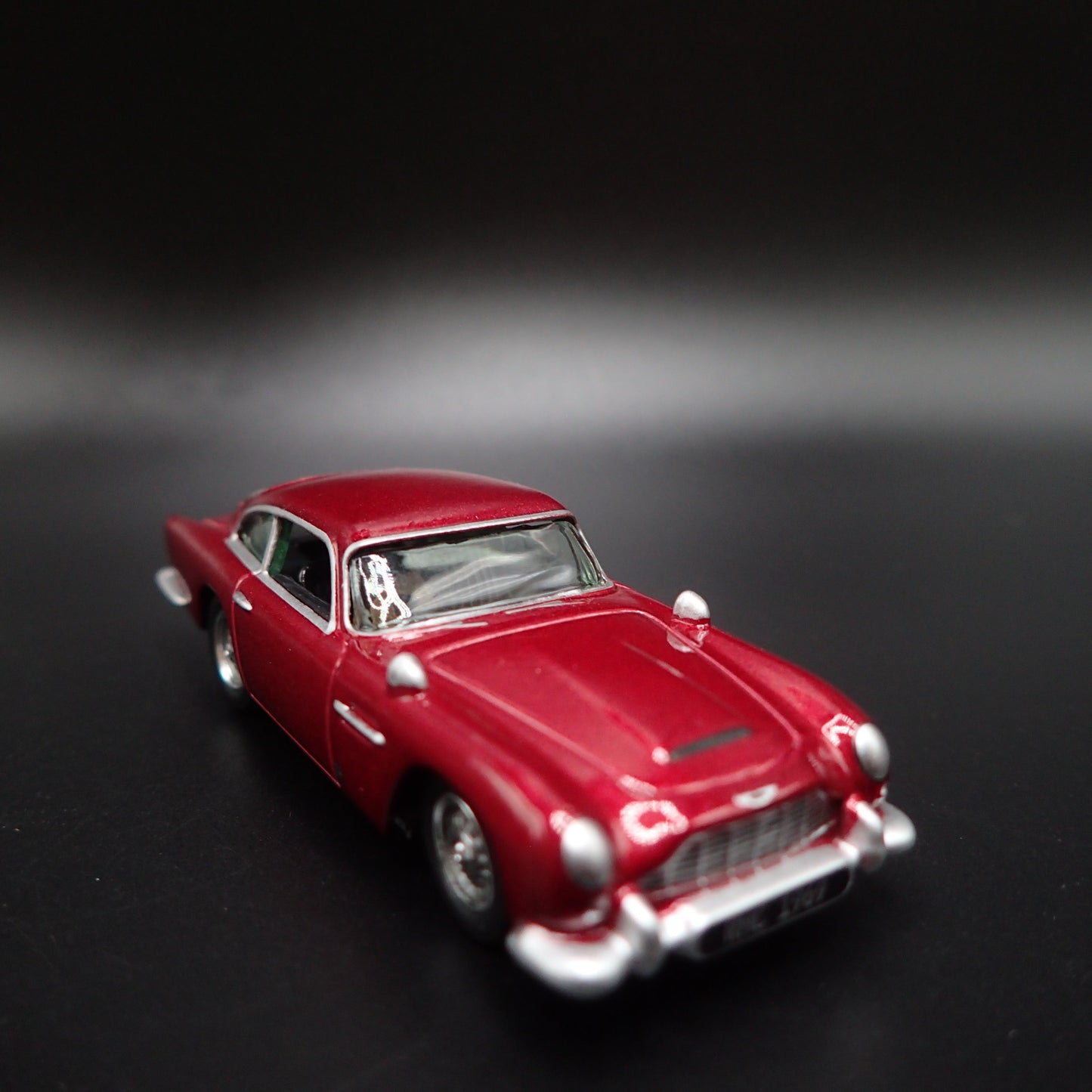 1963-1965 ASTON MARTIN DB5 1/64 SCALE COLLECTIBLE DIORAMA DIECAST MODEL CAR
