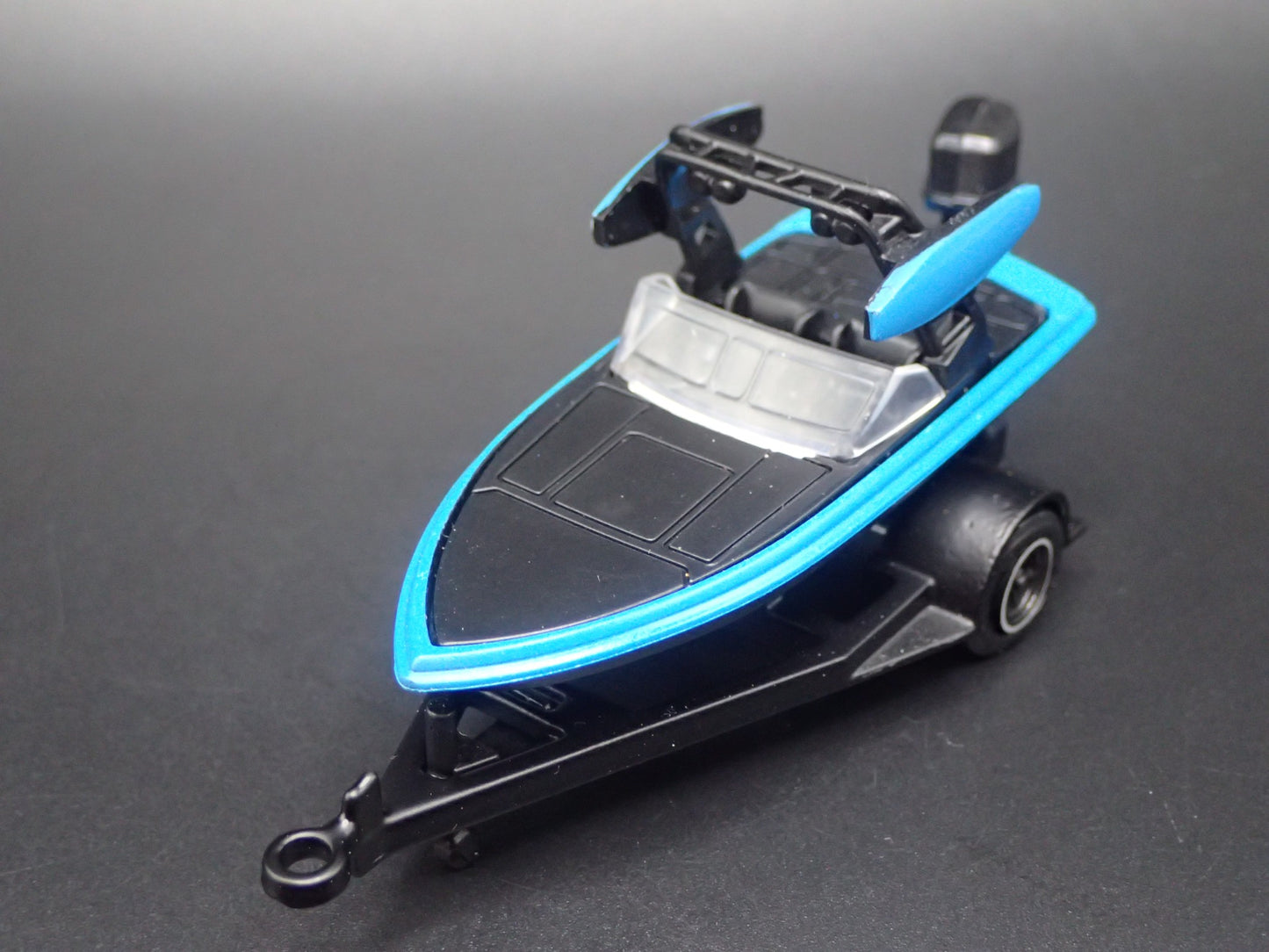 SKI BOAT ON TRAILER w/ HITCH 1:64 SCALE DIORAMA COLLECTIBLE DIECAST MODEL BOAT