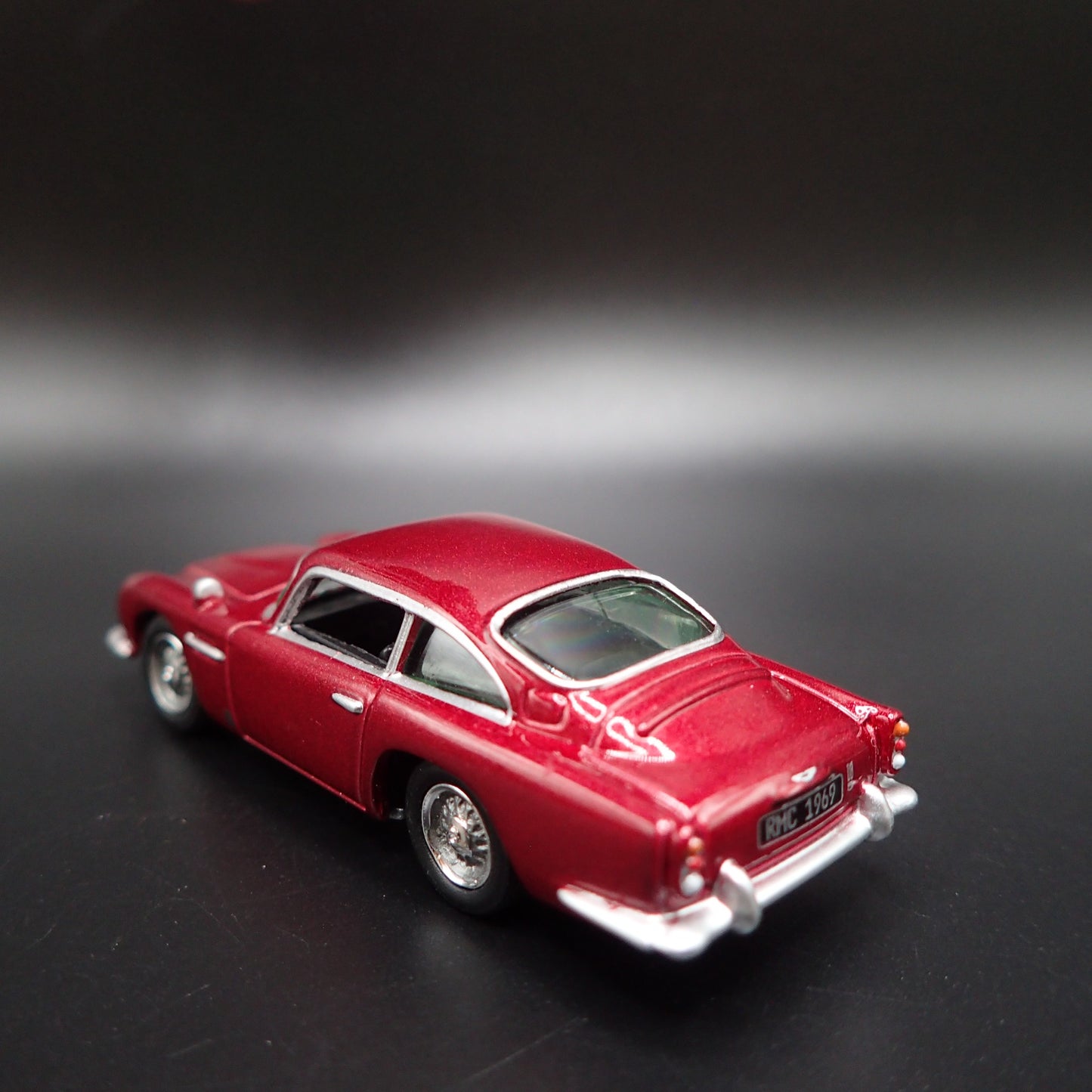 1963-1965 ASTON MARTIN DB5 1/64 SCALE COLLECTIBLE DIORAMA DIECAST MODEL CAR