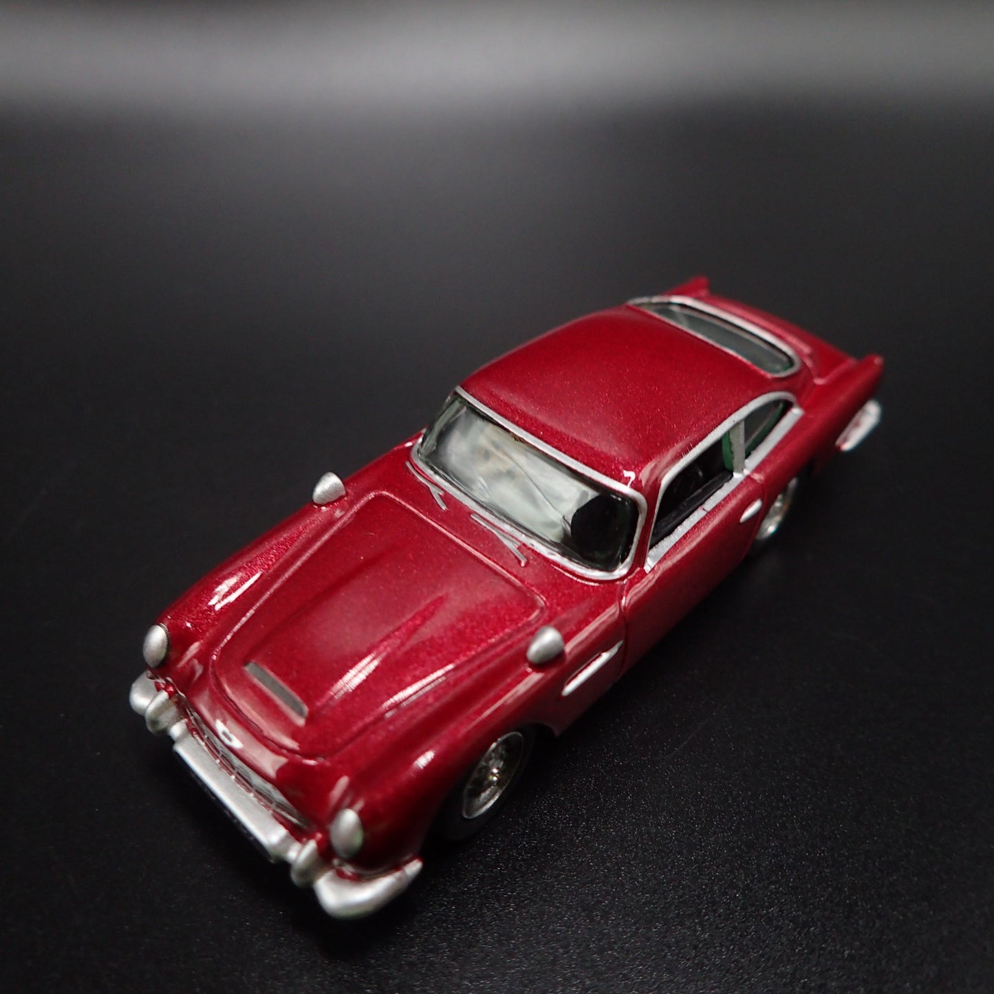 1963-1965 ASTON MARTIN DB5 1/64 SCALE COLLECTIBLE DIORAMA DIECAST MODEL CAR