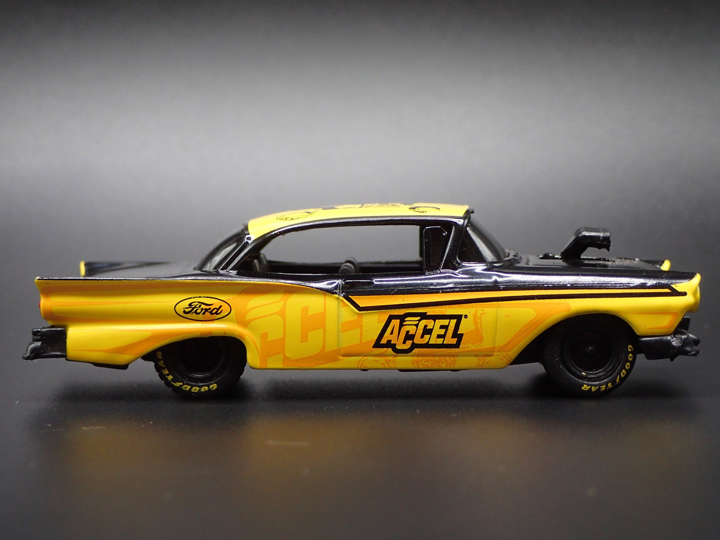 1957 57 FORD FAIRLANE 500 ACCEL 1:64 SCALE COLLECTIBLE DIORAMA DIECAST MODEL CAR