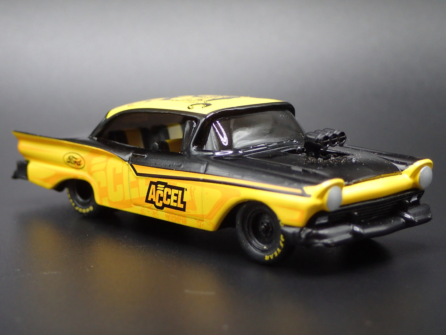 1957 57 FORD FAIRLANE 500 ACCEL 1:64 SCALE COLLECTIBLE DIORAMA DIECAST MODEL CAR