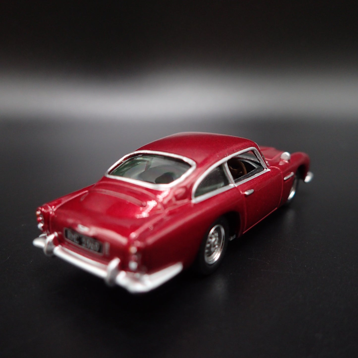 1963-1965 ASTON MARTIN DB5 1/64 SCALE COLLECTIBLE DIORAMA DIECAST MODEL CAR