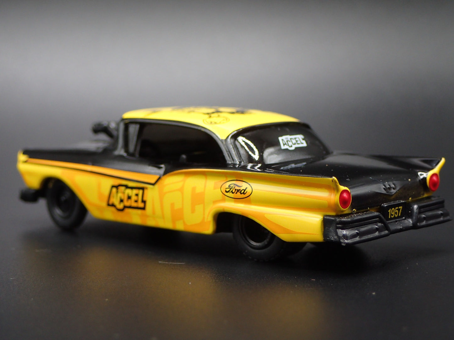 1957 57 FORD FAIRLANE 500 ACCEL 1:64 SCALE COLLECTIBLE DIORAMA DIECAST MODEL CAR