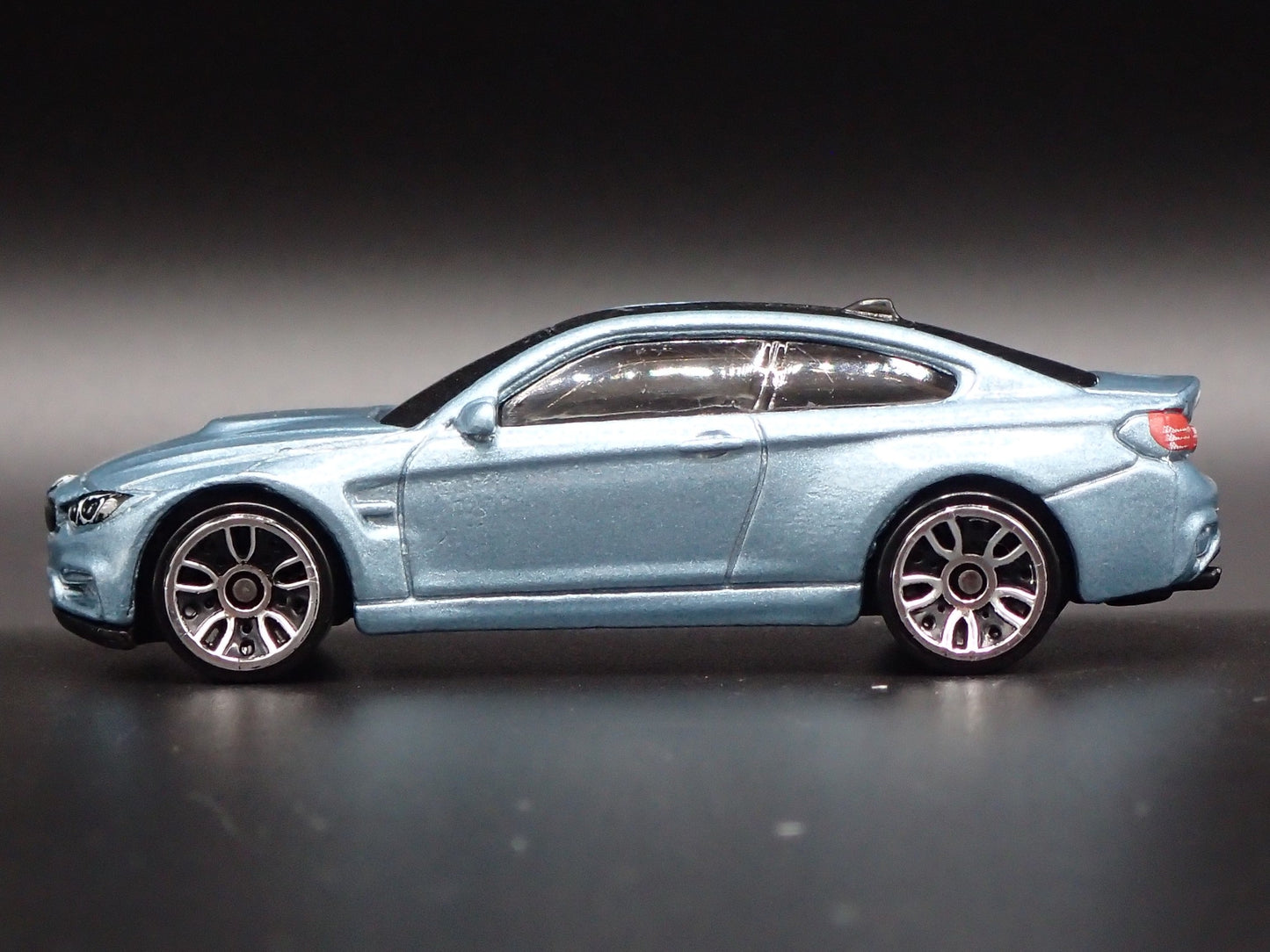 2014-2020 BMW M4 F82 COUPE 1:64 SCALE COLLECTIBLE DIORAMA DIECAST MODEL CAR