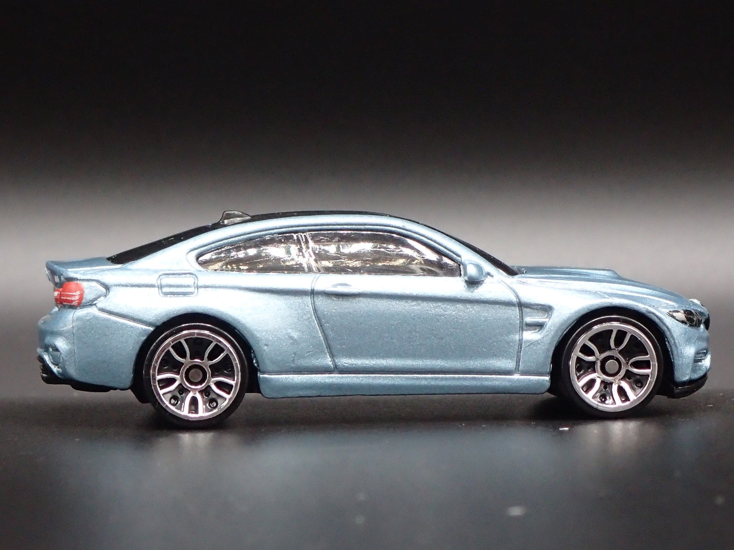 2014-2020 BMW M4 F82 COUPE 1:64 SCALE COLLECTIBLE DIORAMA DIECAST MODEL CAR